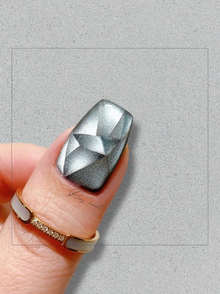 mizuki꙳ネイリスト on LIPS 「まるで宝石のようなマグネットネイルデザイン✨💎やり方はこちら👇..」(2枚目)