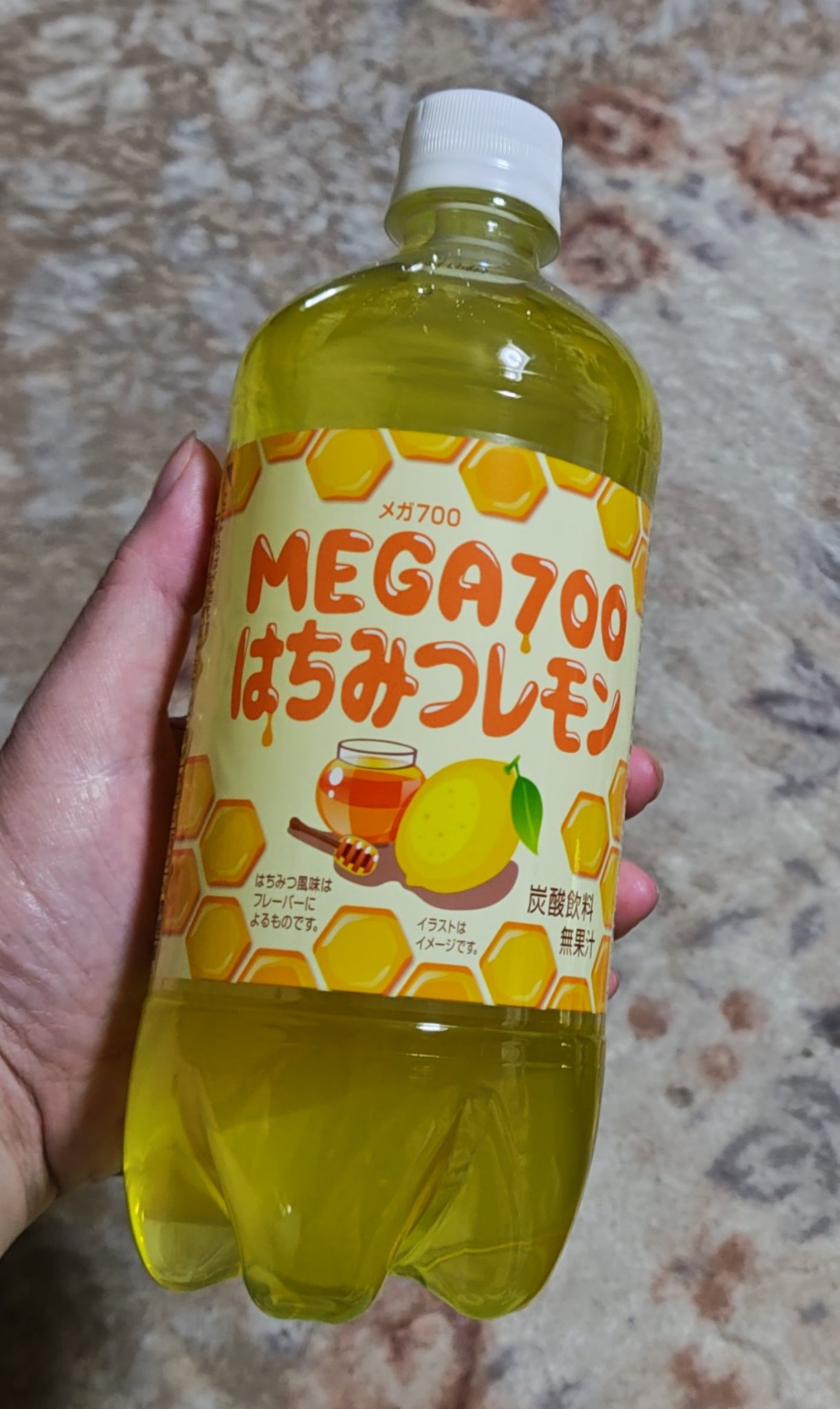 チェリオ
『MEGA700　はちみつレモン』
です

700mlと大容量🍋
カロリー控えめで飲みやすい炭酸飲料です

風邪気味だったので、果汁とビタミンCも入っていたら嬉しかったな←欲張り

 #全身うるおい強化週間 
