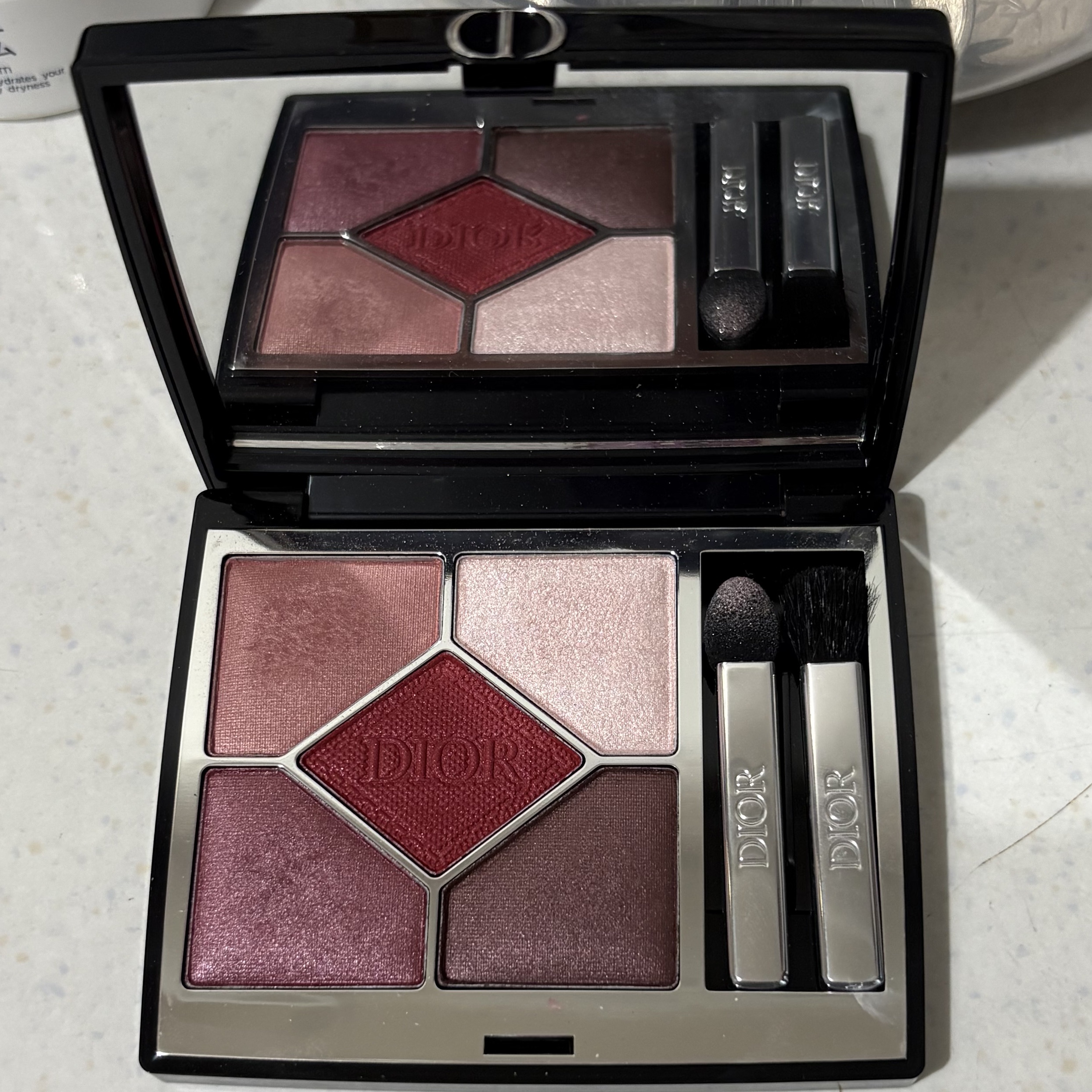 ディオールショウ サンク クルール 879 ルージュ トラファルガー/Dior/アイシャドウを使ったクチコミ（2枚目）