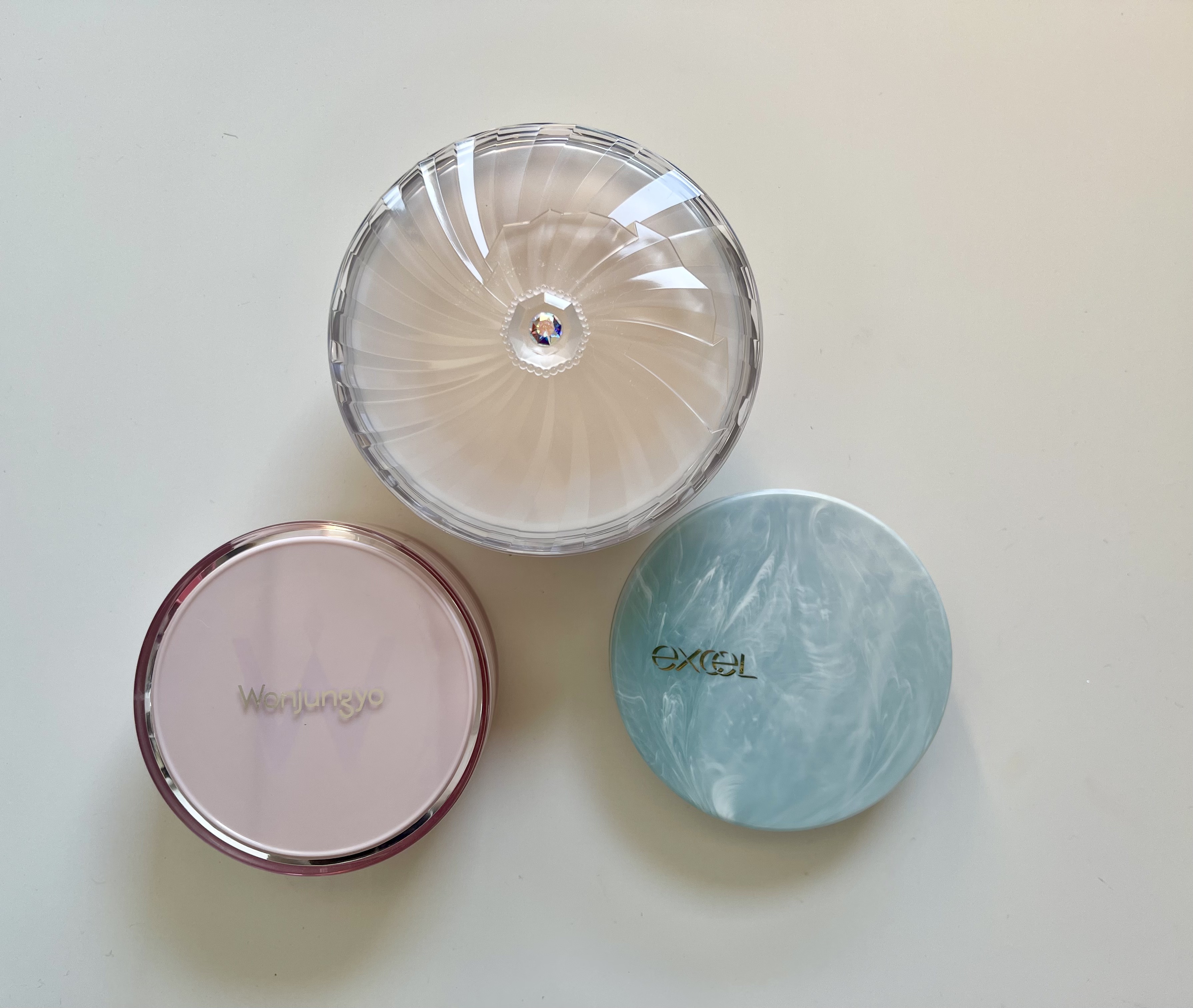 手放せないパウダー3選
1️⃣JILL STUART エアリーチュール ラスティングルースパウダー
01 natural
カバー力高め
いい香りする
2️⃣Wonjungyo ウォンジョンヨ フィクシングブラーパウダー N
02 プレーンベ