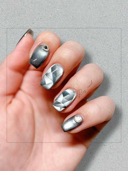 mizuki꙳ネイリスト on LIPS 「まるで宝石のようなマグネットネイルデザイン✨💎やり方はこちら👇..」(1枚目)