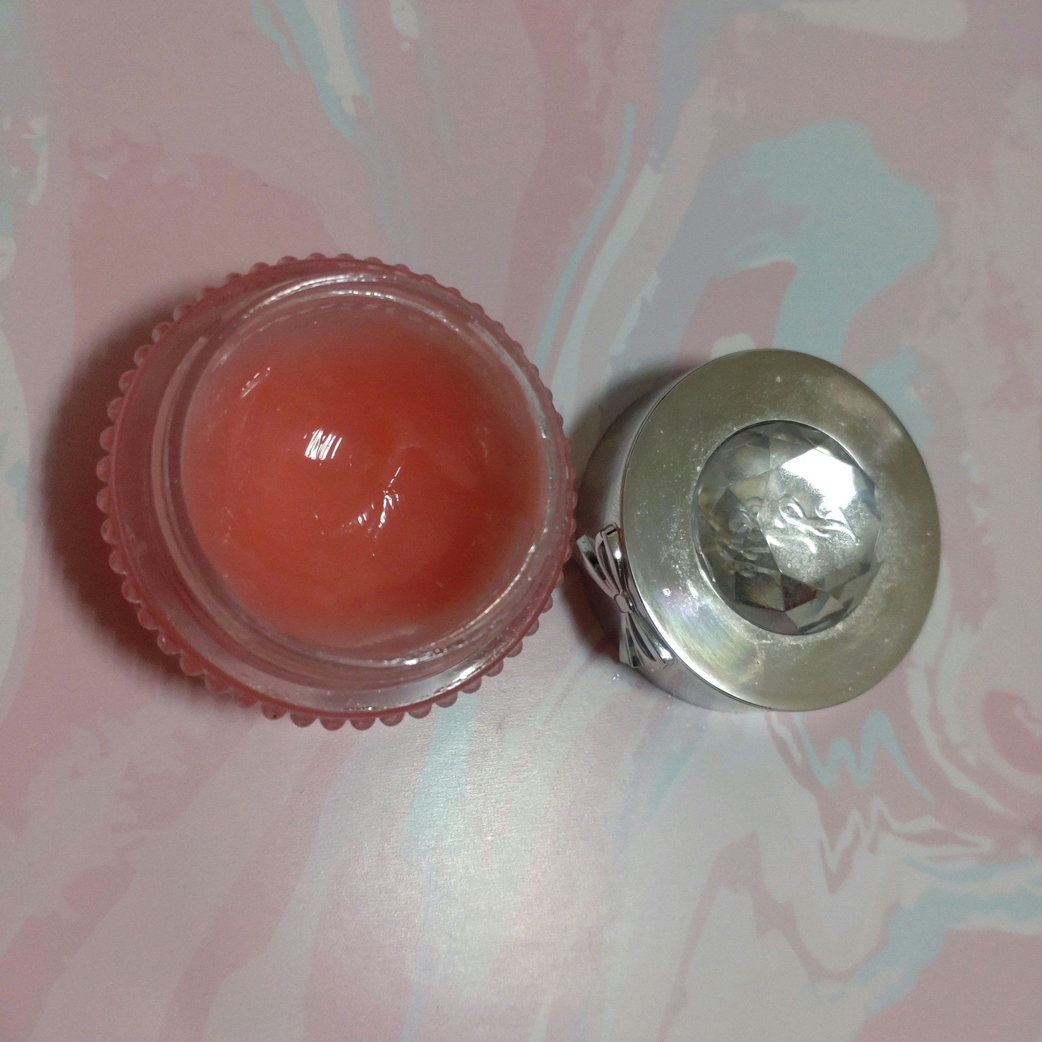 パッケージ可愛いのはウキウキ

リップバーム、重ためのねっちょり感が荒れ地には良かったんだけどちょっと古いかなって処分しました🥺
基本は寝る前にお家で使うって感じで3個は使ったリピアイテム
たっぷり入ってて減らない感じで年単位で使ってまし