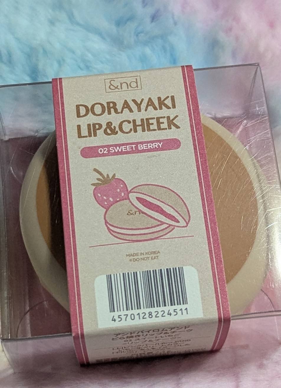 ついつい買ってしまいました…だって目が合ってしまったんだもんw
買って正解でした！
濃いピンクのほうは指でトントンと唇に塗るといい感じのマットになるし、ハイライトのほうは唇にもハイライトにも使えて便利です。

さすが&nd by rom&n