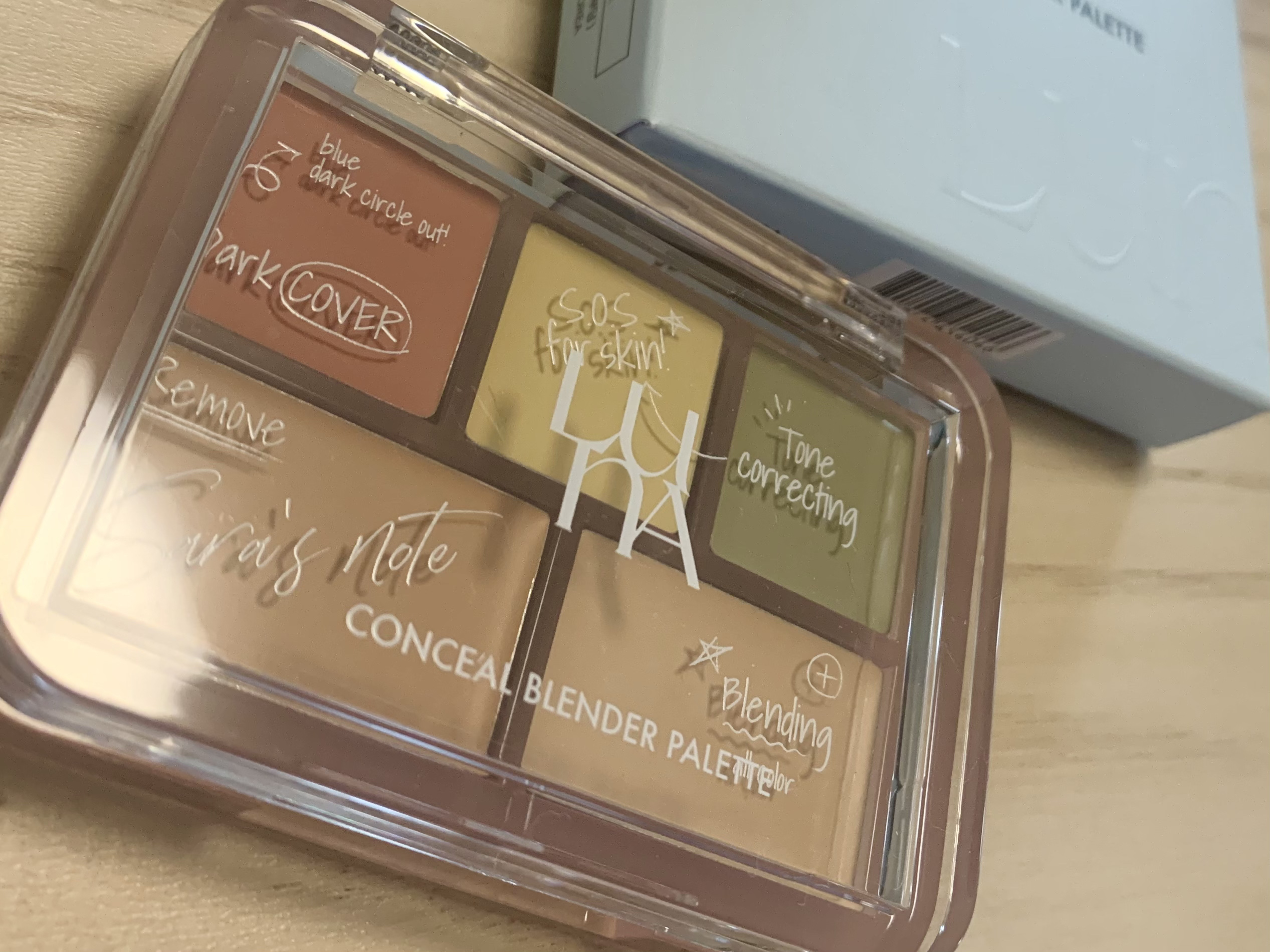 Qoo10メガ割購入品🩷

🌱LUNA🌱
　コンシールブレンダーパレット
　05　トーンリセットカバー　¥2,420

人気美容系YouTuberコスメヲタちゃんねるサラさんとコラボした
信号コンシーラーと呼ばれるコンシーラーパレット