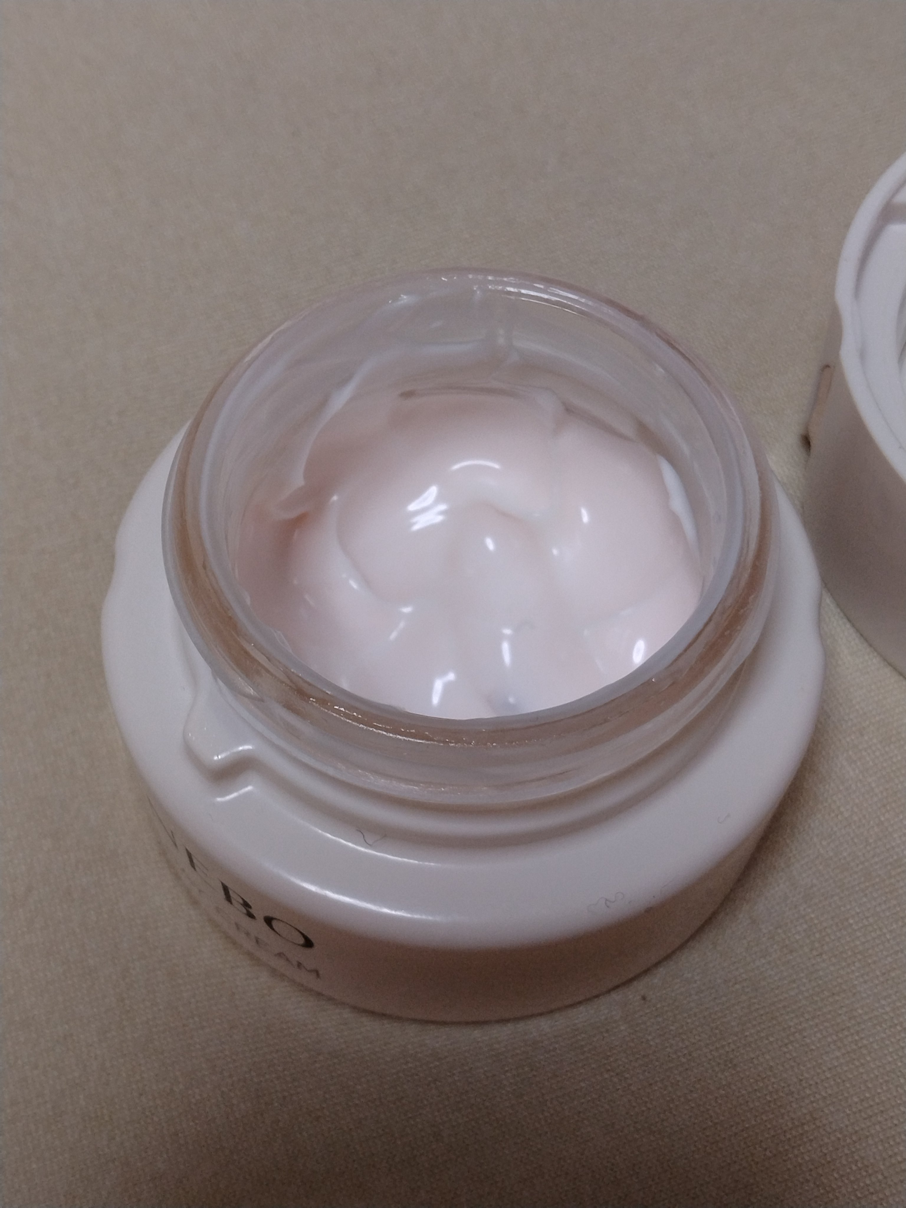 KANEBO カネボウ フレッシュ デイ クリームのクチコミ「冬場の乾燥対策に、KANEBOのカネボウ フレッシュ デイ クリームを買いました！

メイク前.....」（2枚目）