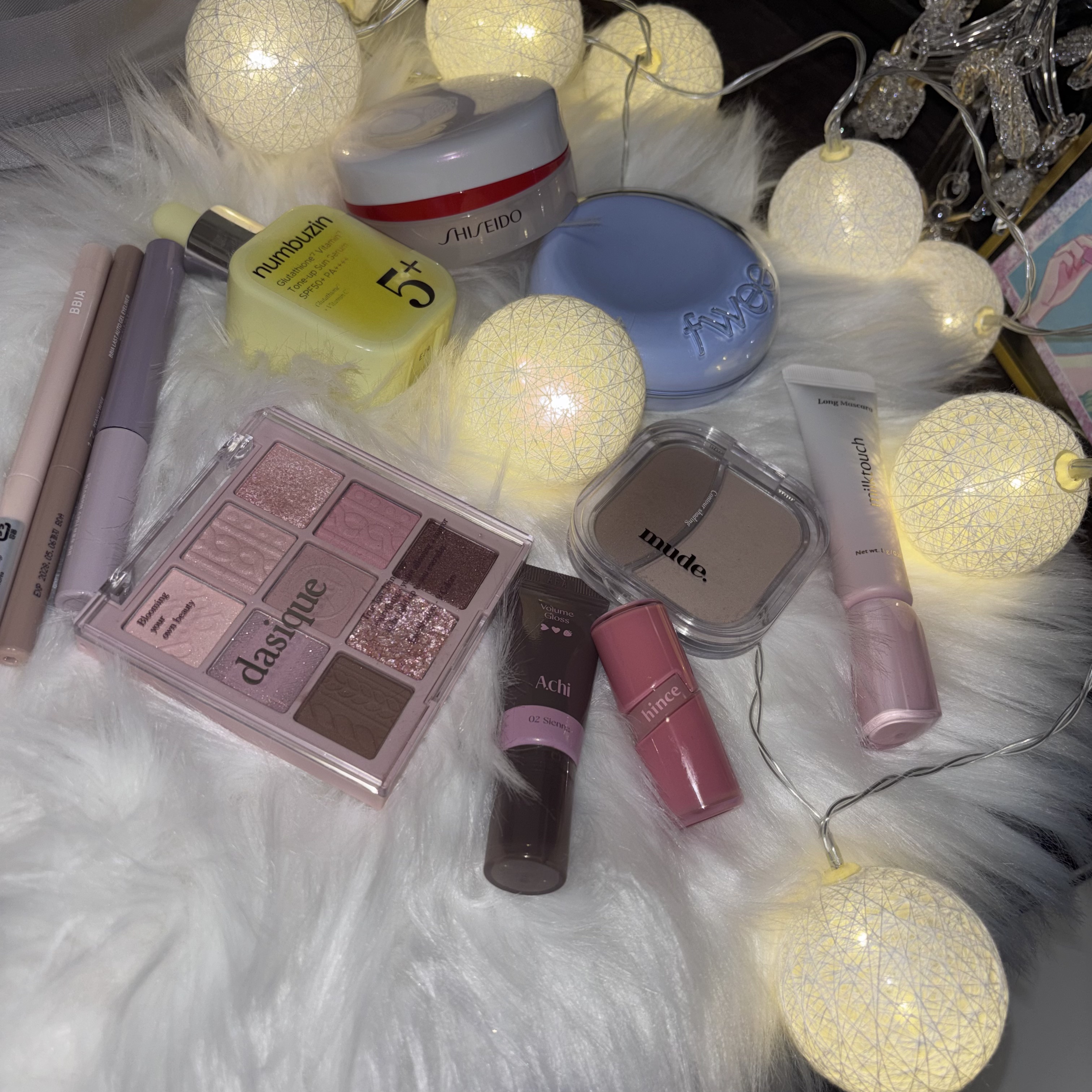 #今日のメイク 
#こっくりカラーコスメ 

今日は冬っぽさ出したくて
デイジークのパレット、これラメは可愛いしホロもすごい主張してくれるからイルミデートとかにおすすめ🤍


それ以外は最近買ったりもらったりしたメガ割で買えるものを多めに