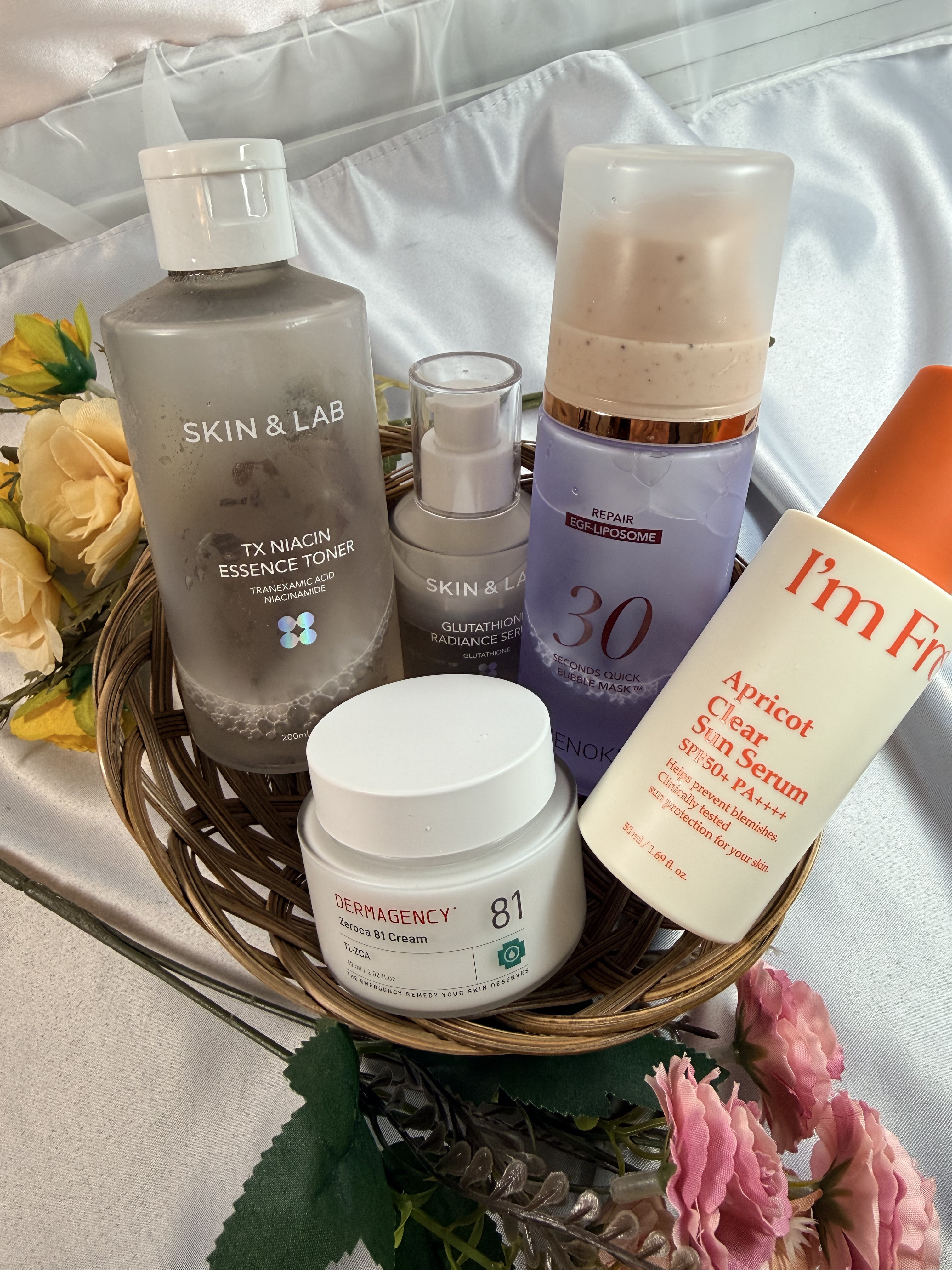 全国９人くらいのしのちビューティーファンの皆さまごきげんよう

今朝は朝お風呂にはいったので、ポカポカなスキンケアタイムです

👶🏻化粧水
SKIN&LAB
TXナイアシンエッセンストナー

👶🏻美容液
グルタチオンアンプルトナー
