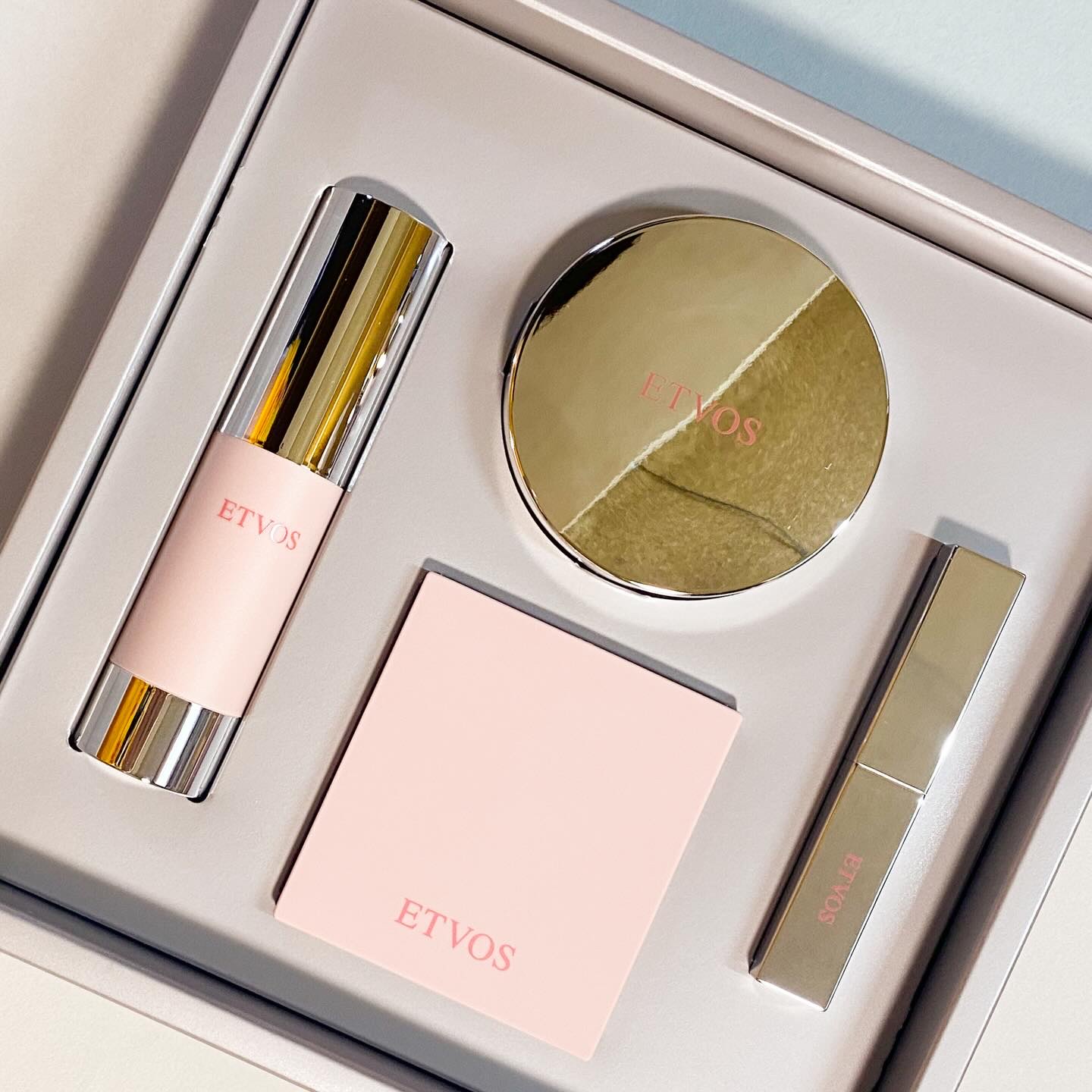 限定メイクアップキット】2025 ホリデーコフレ｜エトヴォスの口コミ