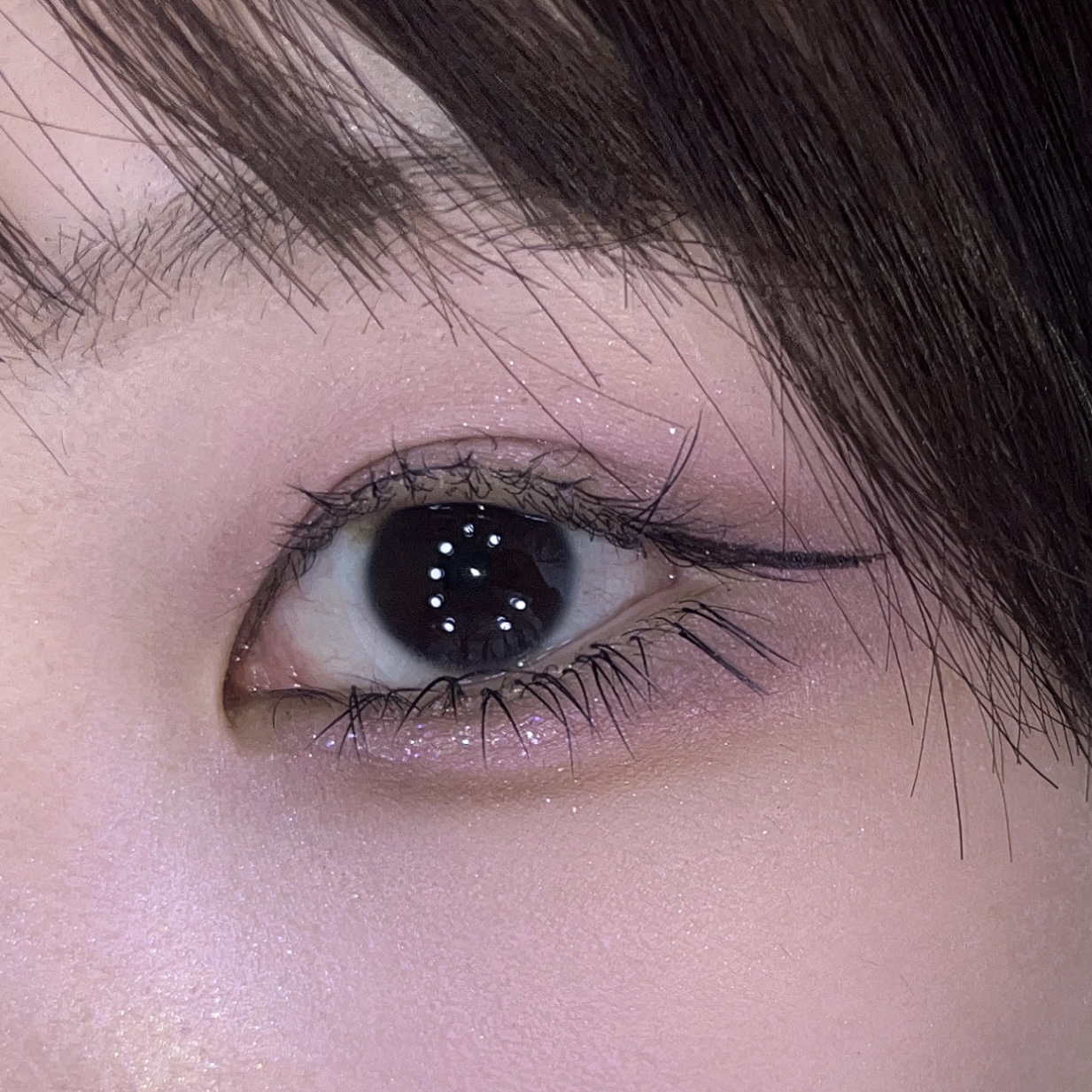 【アイメイク】マスカラレスでアイシャドウを主役に

使ったアイシャドウは
SUQQU メイクアップ キット 舜華のもの。

ライラックカラー全開の深みも感じるカラーで
一気にモード感が出ます！

上まつ毛はほぼ何にもつけないことで上瞼のアイ