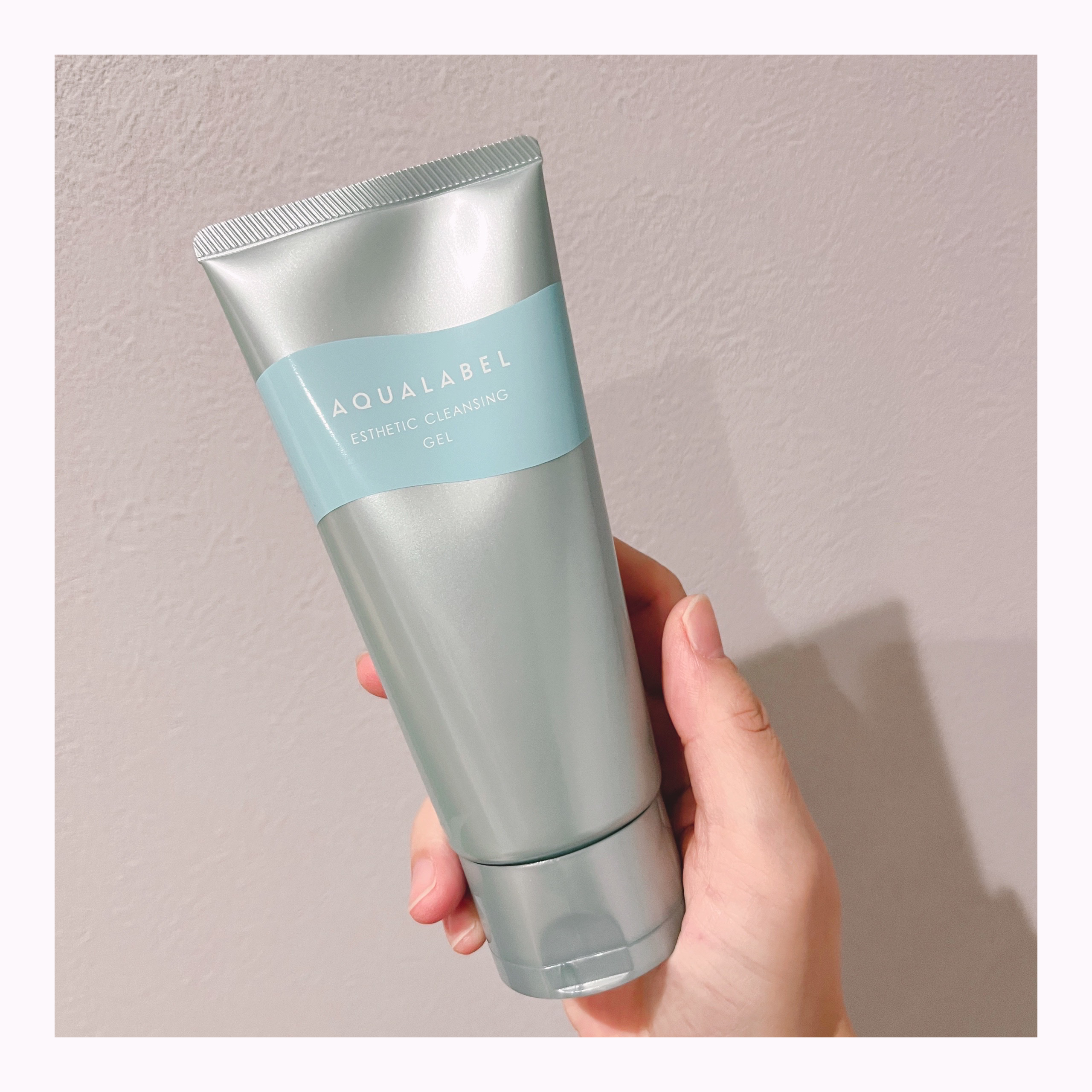 メイクも落とせる洗顔ジェル！

アクアレーベルの良い香り🥰

乾いた手と顔に使用して少しずつ水を足しながら軽くクルクルマッサージして流すといちご鼻が少し解消されました◎(私のいちご鼻は頑固なので綺麗に全部なくなることはありませんが…)
し