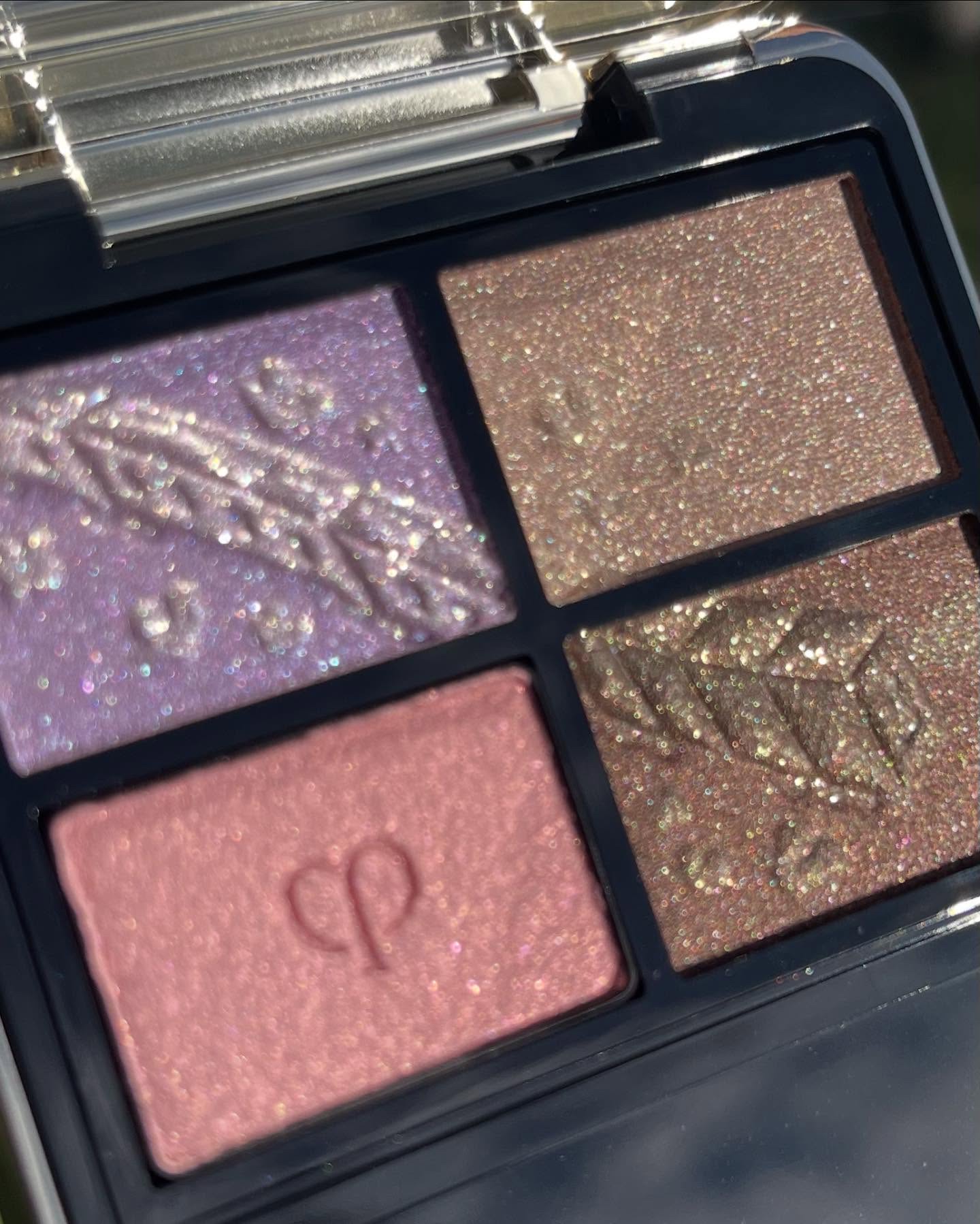 クレ・ド・ポー ボーテ オンブルクルールクアドリのクチコミ「今年も美しいクレドのホリデー🐅🫖🦌

このパレット見た目はピンクとラベンダーが目をひいて可愛い.....」（2枚目）