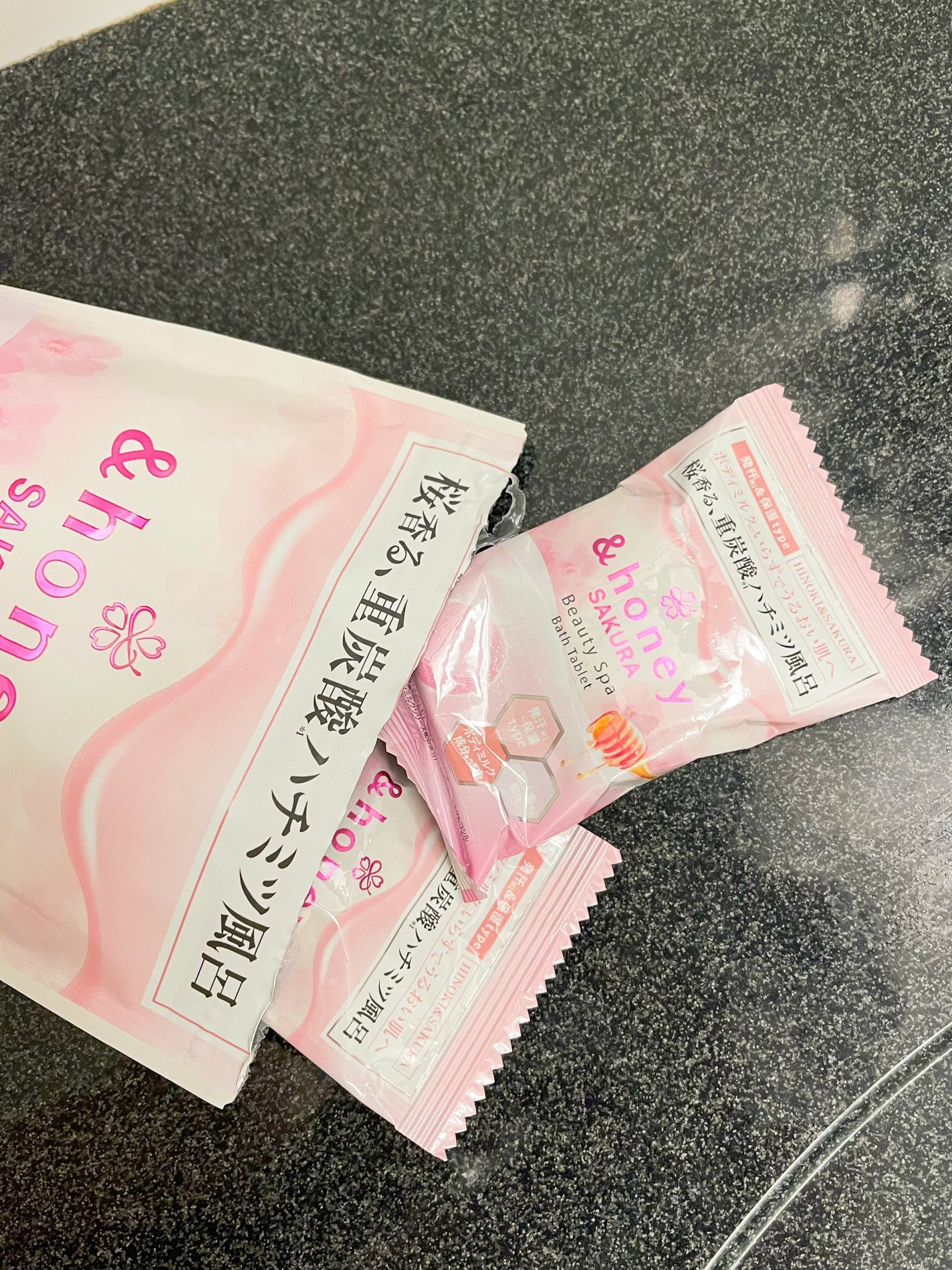 アンドハニー サクラ ビューティー スパ バスタブレット 6錠⼊り/&honey/炭酸系入浴剤を使ったクチコミ(4枚目)