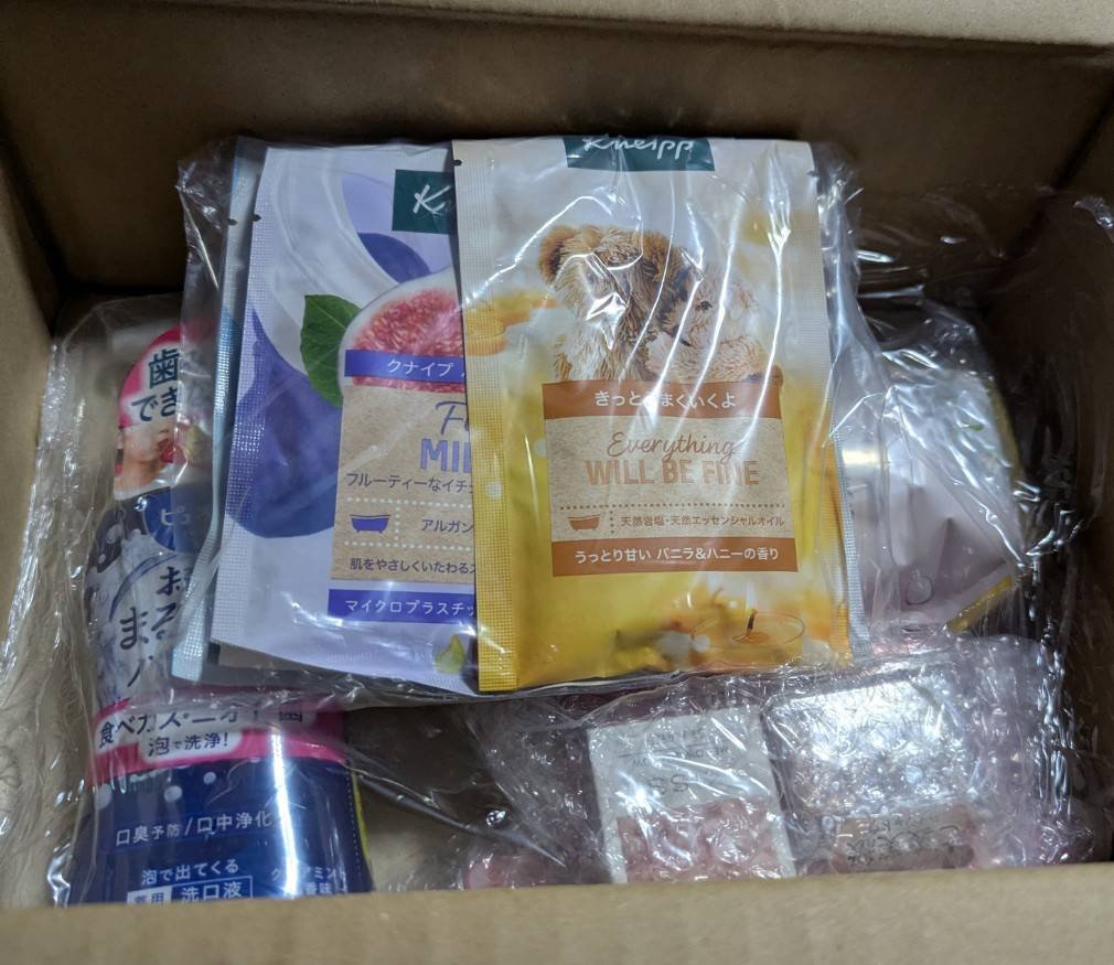 LIPSショッピング早くも到着ー！
やっぱり早いと嬉しいもんですね。
今月は自分へのプレゼントとしてちょっとだけいっぱい買ったのでますます楽しー。

一点一点は後ほどゆっくり紹介させていただきまする