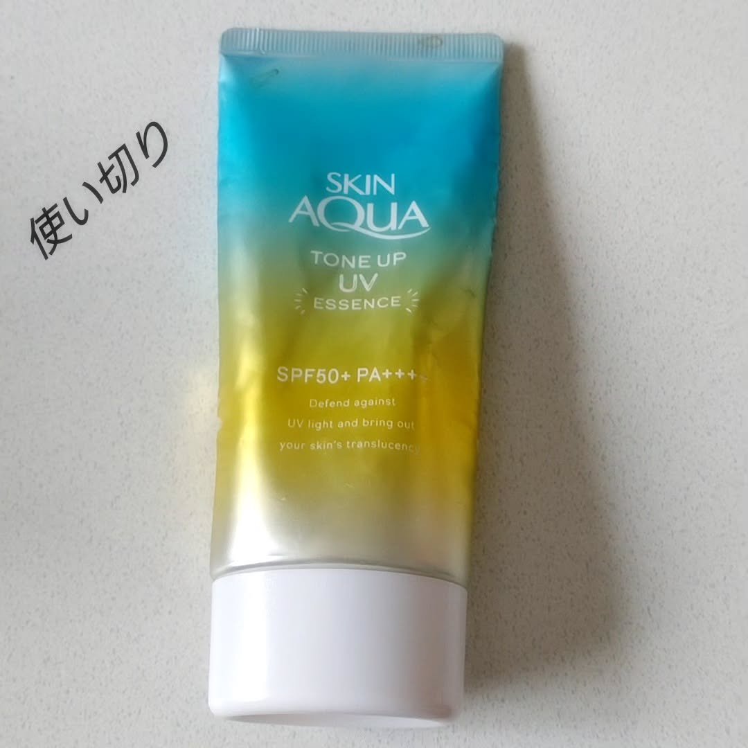 これ、こんなテカったっけ？
ツヤとかトーンアップのレベルじゃなくてテカるよねぇ？？
私の肌か？？
このシリーズ大好きで夏になると買いだめしてたぐらいだけど、多分もう使わないな。。。

 #スキンアクア  #使い切り