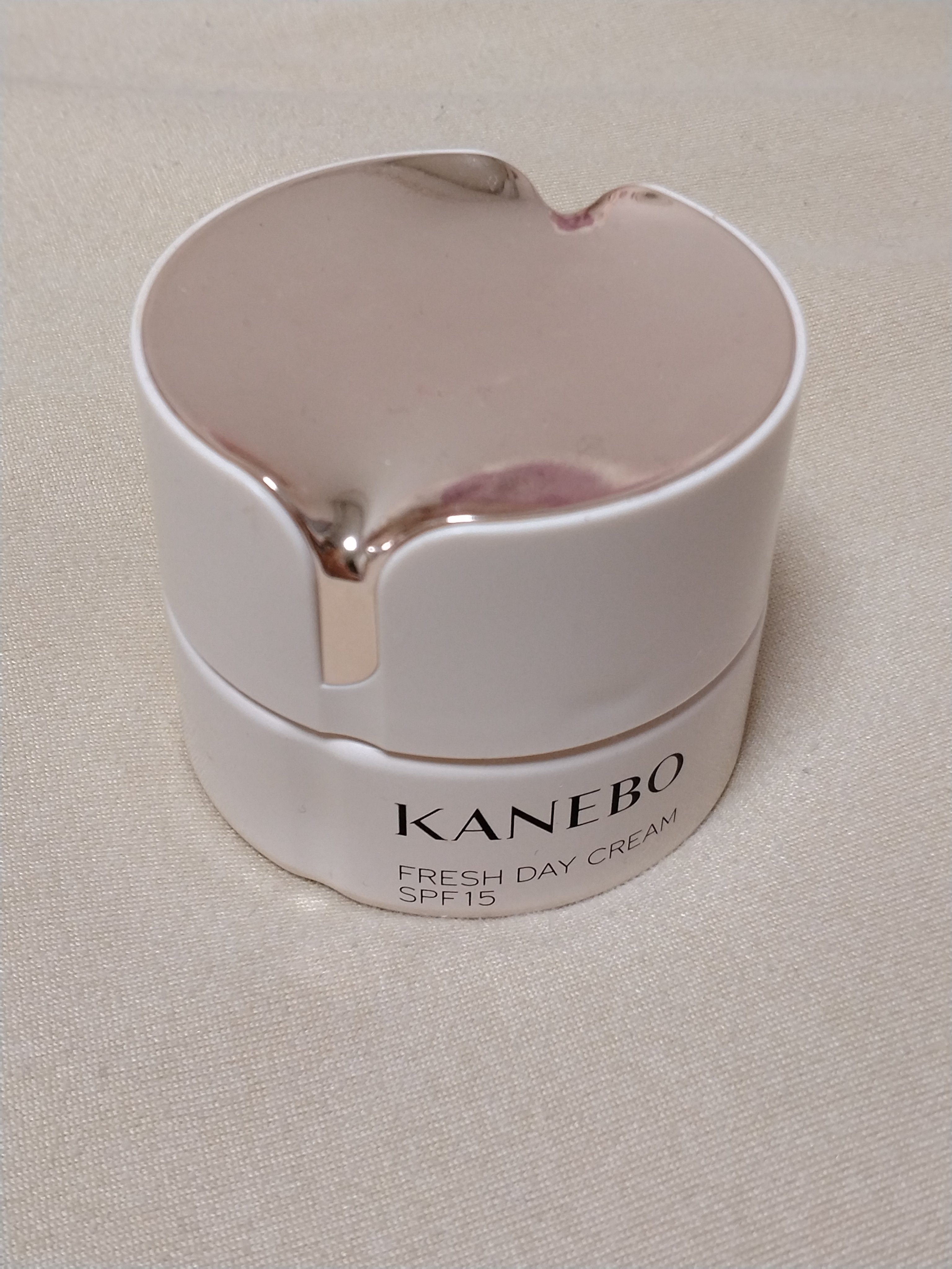 KANEBO カネボウ フレッシュ デイ クリームのクチコミ「冬場の乾燥対策に、KANEBOのカネボウ フレッシュ デイ クリームを買いました！

メイク前.....」（1枚目）