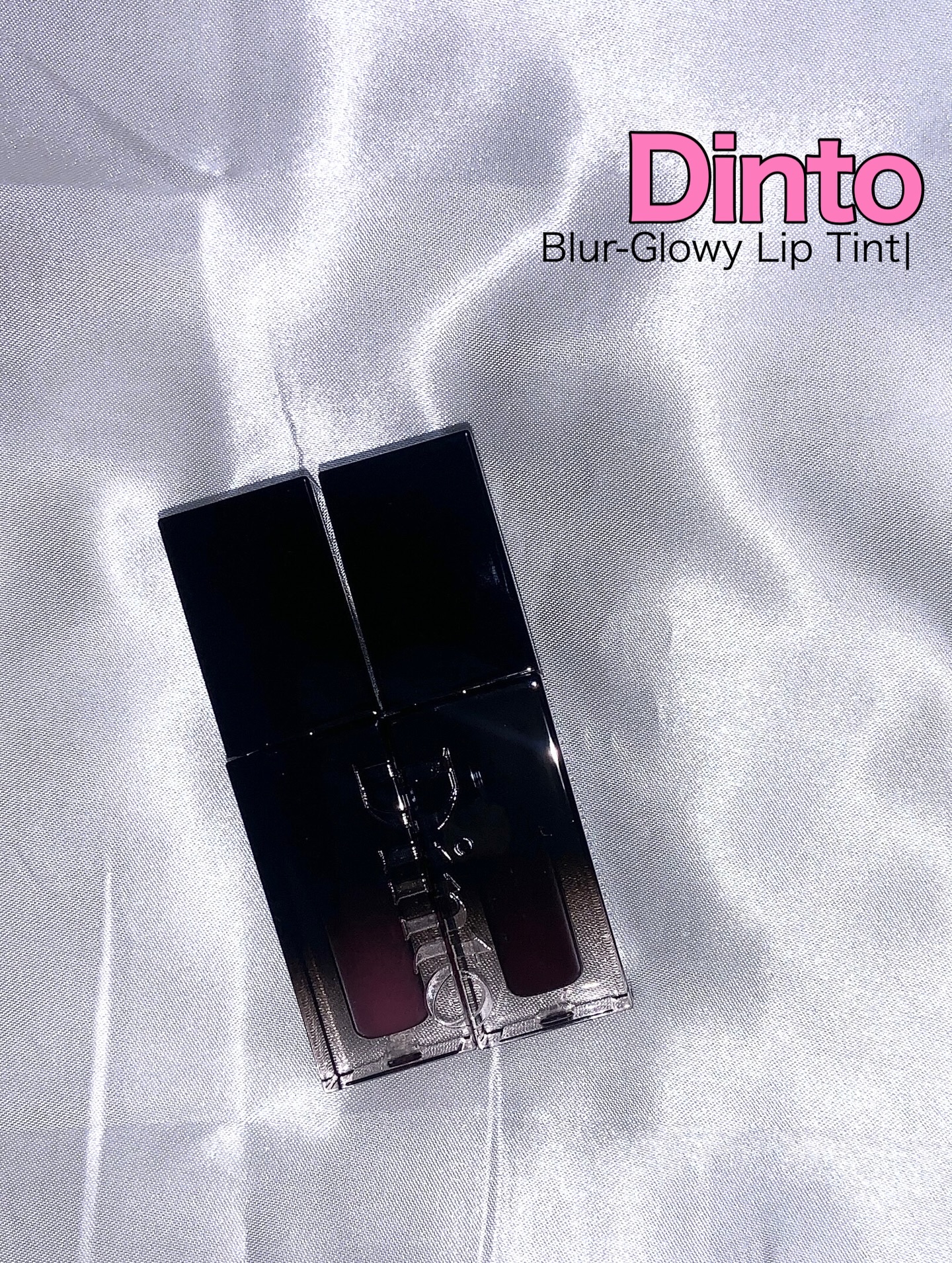 Dinto 【ブラーグローイリップティント】
218 メメントモリ/ 233 フロレンティア

218番は手に塗るとほんのりダークな
ブラウンレッドなんだけど唇に乗せると、
綺麗なこっくりレッドカラー❤️
ブルベ冬の方におすすめでこれを塗る