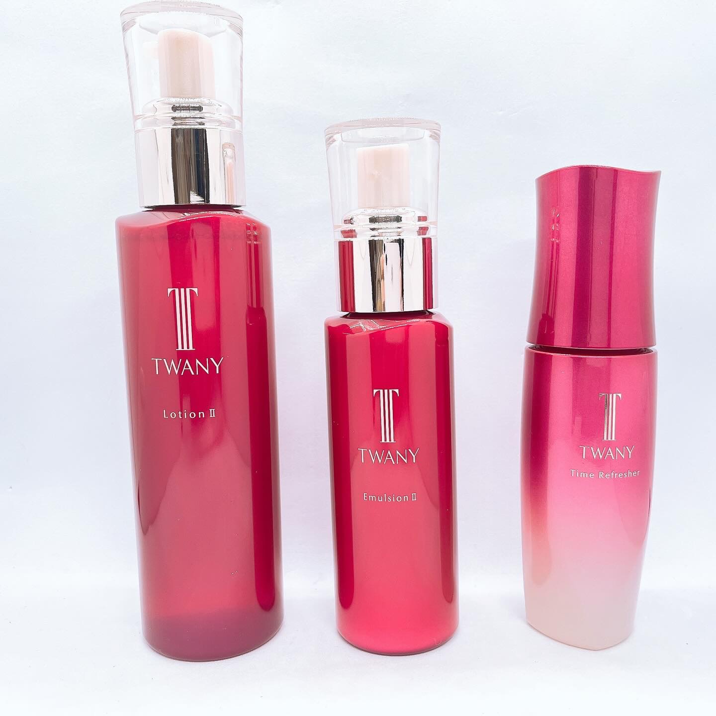 TWANYの美肌3品を使用しました😊
タイムリフレッシャー<マッサージ・パック・美容液〉
ピンと弾むようなみずみずしいハリのある肌に導く、導入美容液になっております✨
角層細胞内のタンパク質の約8割を占めるケラチン線維に水分を抱え込ませま