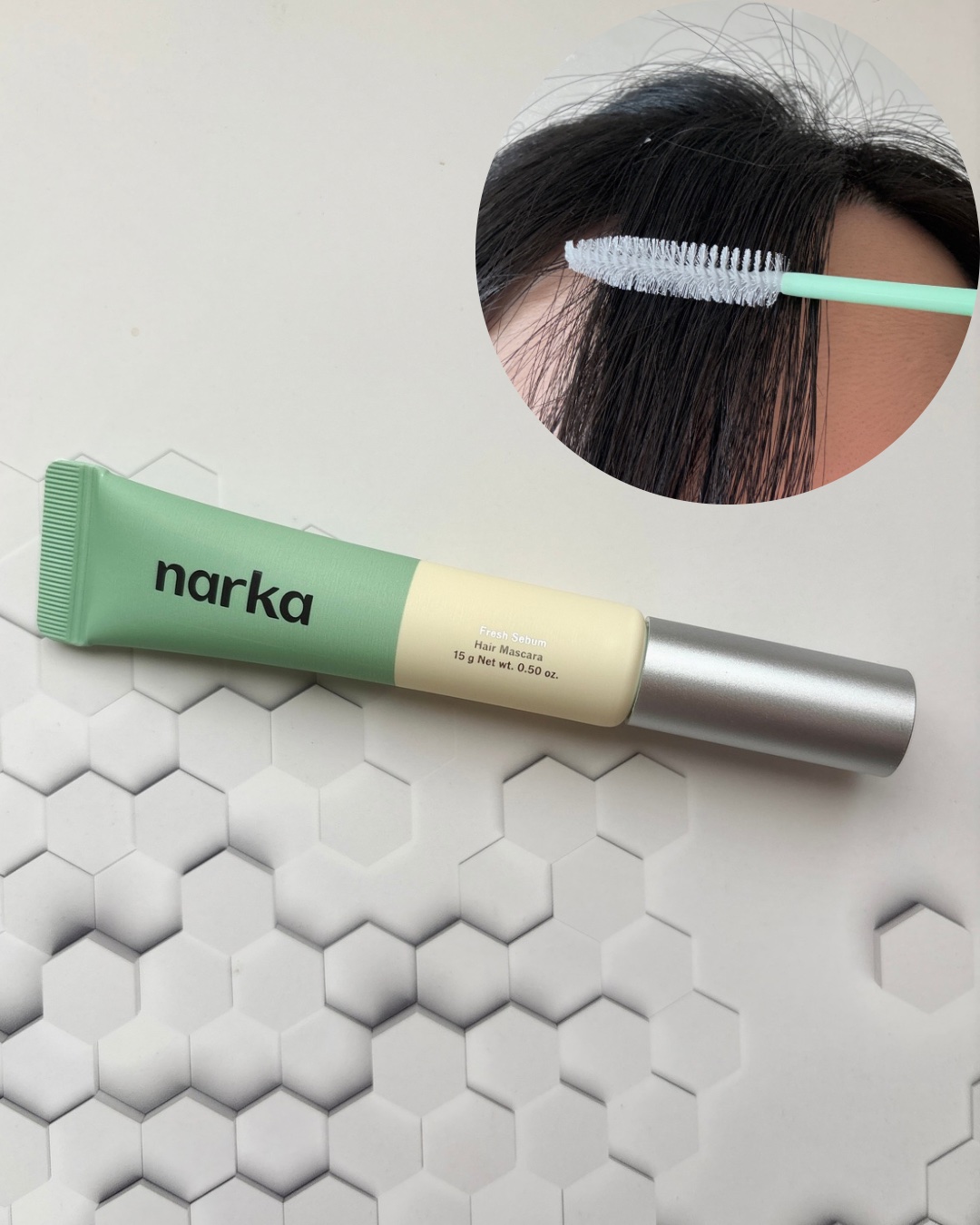 フレッシュセバムヘアマスカラ
15g

使ってみました！！

見た目はマスカラみたいなやつ。
くるくる回して開けてみると…

ブラシが付いています。

これで前髪とかを溶梳かすとサラサラ〜になるのね。

付けてみました。
汗ばんでべったりし