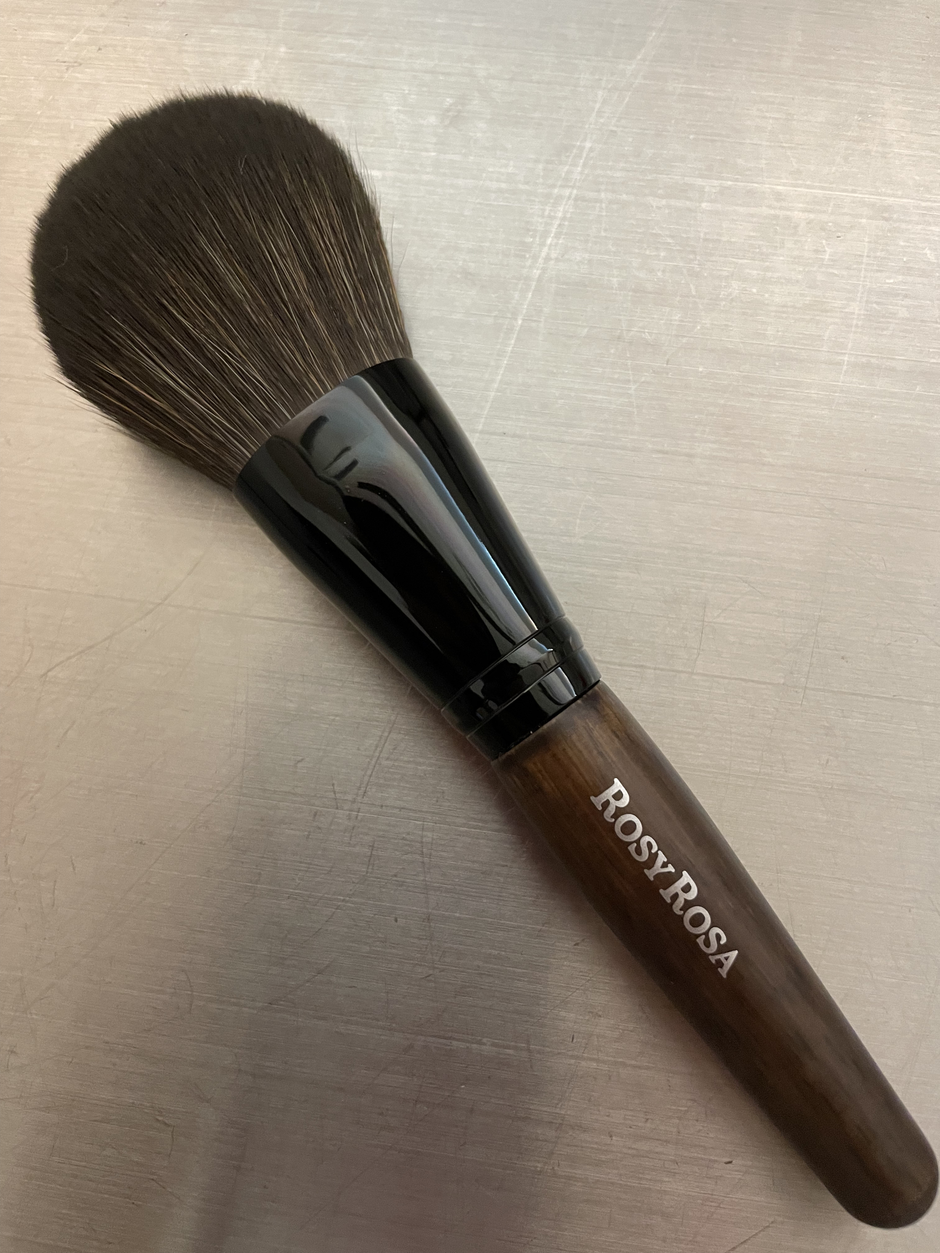投稿し忘れていました。
ロージーローザの筆。

柔らかくてほわほわして最高です。

フェイスパウダーが大好きなのですが
仕上げによく使っています。
オススメします。