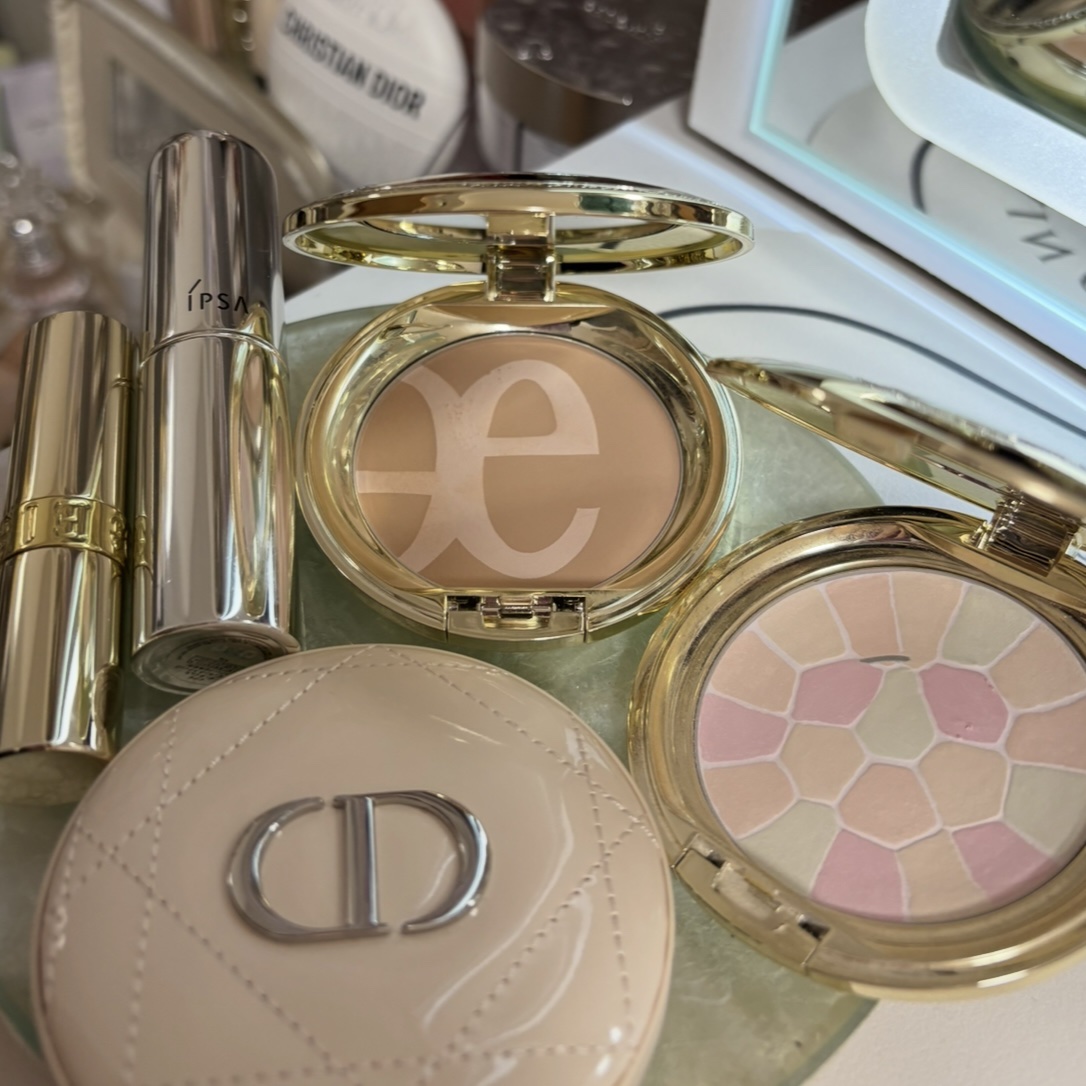 持ち歩くバッグに入れたいアイテムたち🤍
出歩く時間の長さで持つアイテムは変わりますが、この辺は持っていると安心できるアイテムです！
どれもお気に入りです♪
パケも可愛いので使うたびにテンション上がります♡

崩れが目立つ時にはエレガンスの