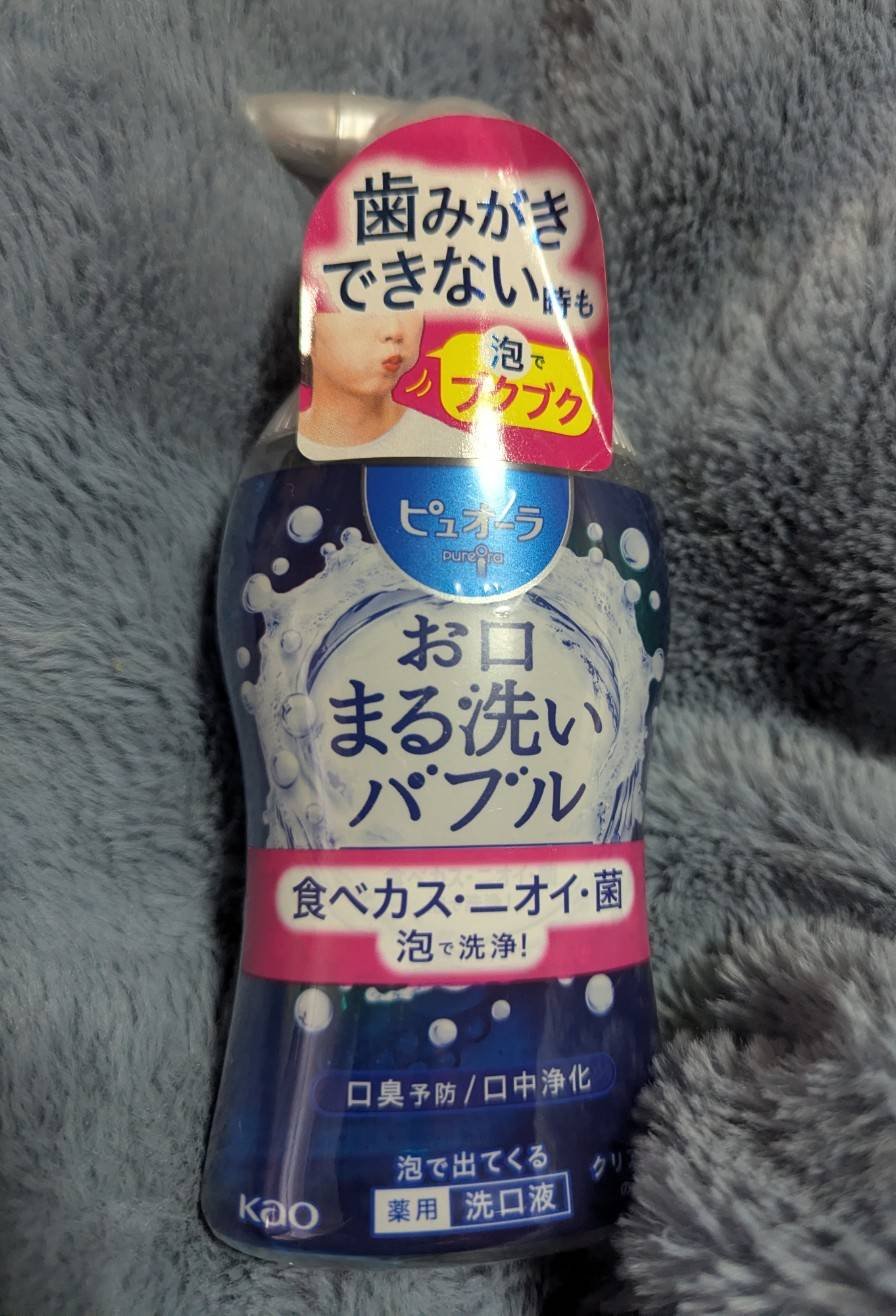 ピュオーラ 泡で出てくる洗口液 クリアミントを使ってみました！
先月買ったのは泡歯磨きですがこちらはピュオーラ 泡で出てくる洗口液 ！歯ブラシいらずw

容器の真ん中を押すと適量の泡が出てきます。
泡歯磨きのほうよりこちらの洗口液はピュオー