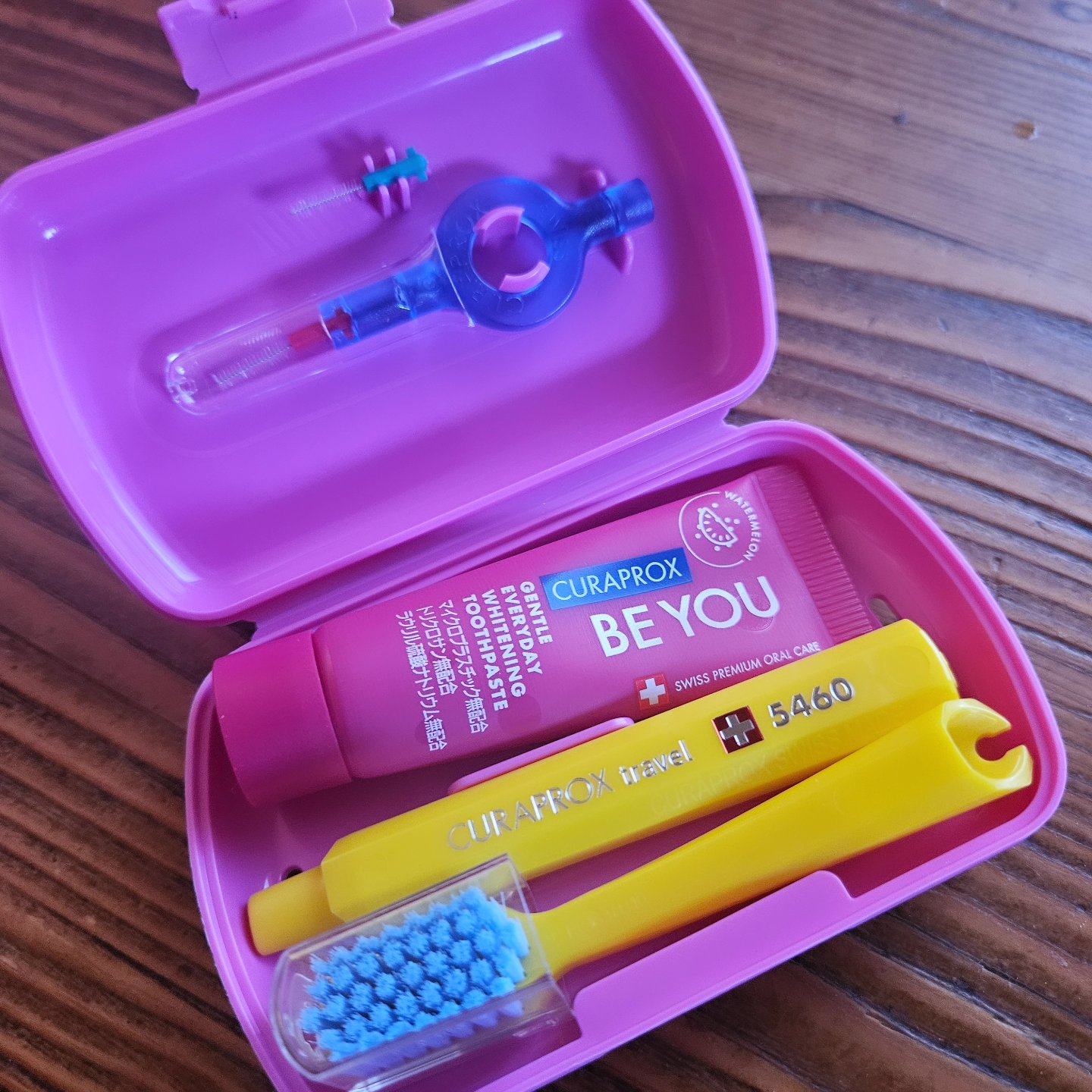 スイス発ポーチに入る歯みがきセット
「クラプロックスビーユー」
トラベルセット

クラプロックスの歯ブラシってカラフルで可愛い✨
持ち歩けるだけで気分が上がります!!

ビーユのフルーツフレーバー歯みがき粉
キラキラしたピンク色のペーストを