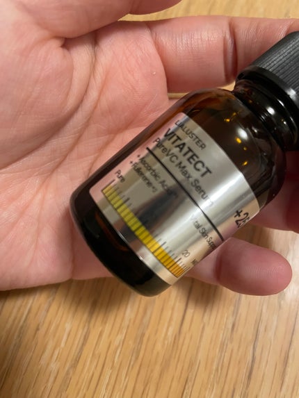 LIALUSTER VITATECT PureVC Max Serumのクチコミ「透明に近い黄色で、さらさらとしたテクスチャーの美容液。
でもビタミンC美容液らしいにおいがしま.....」(2枚目)