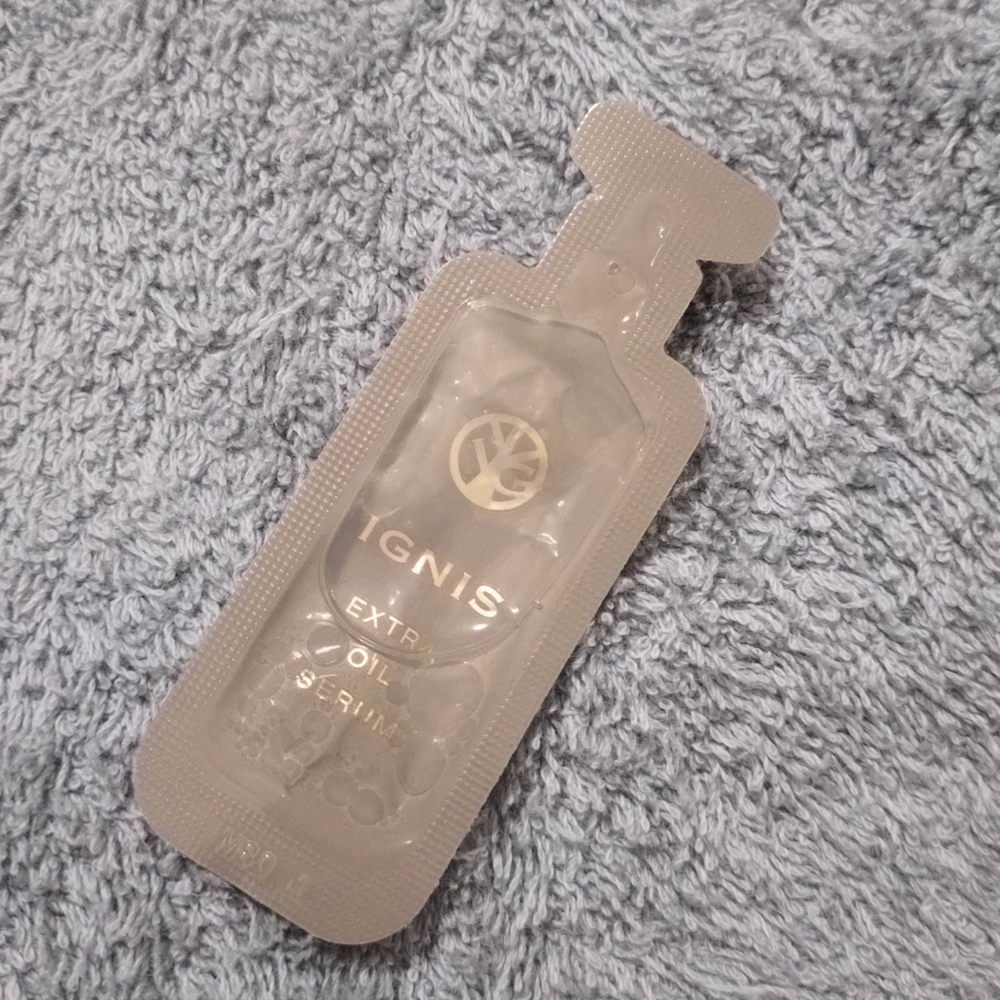 2層になってるオイルセラムです。
よく振って使います！テクスチャーはサラサラ気味のオイルだけどしっとり感はだいぶあります！　
ツヤも出る！
冬は、美容液もしっとりするものを選びたいですね！
香りは、イグニスの中ではキツくない印象です。

 