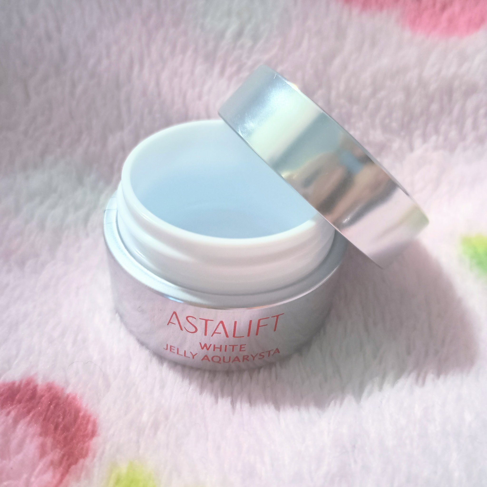 ◆アスタリフト
ホワイト ジェリー アクアリスタ

VOCE付録の7g
使い切りレビュー✨️

朱色のジュレ状で
柔らかく、肌につけるとき
ちょっと落としそうになって
ドキドキ😆

一瞬肌が赤い色になってびっくりするけれど、
馴染ませてい