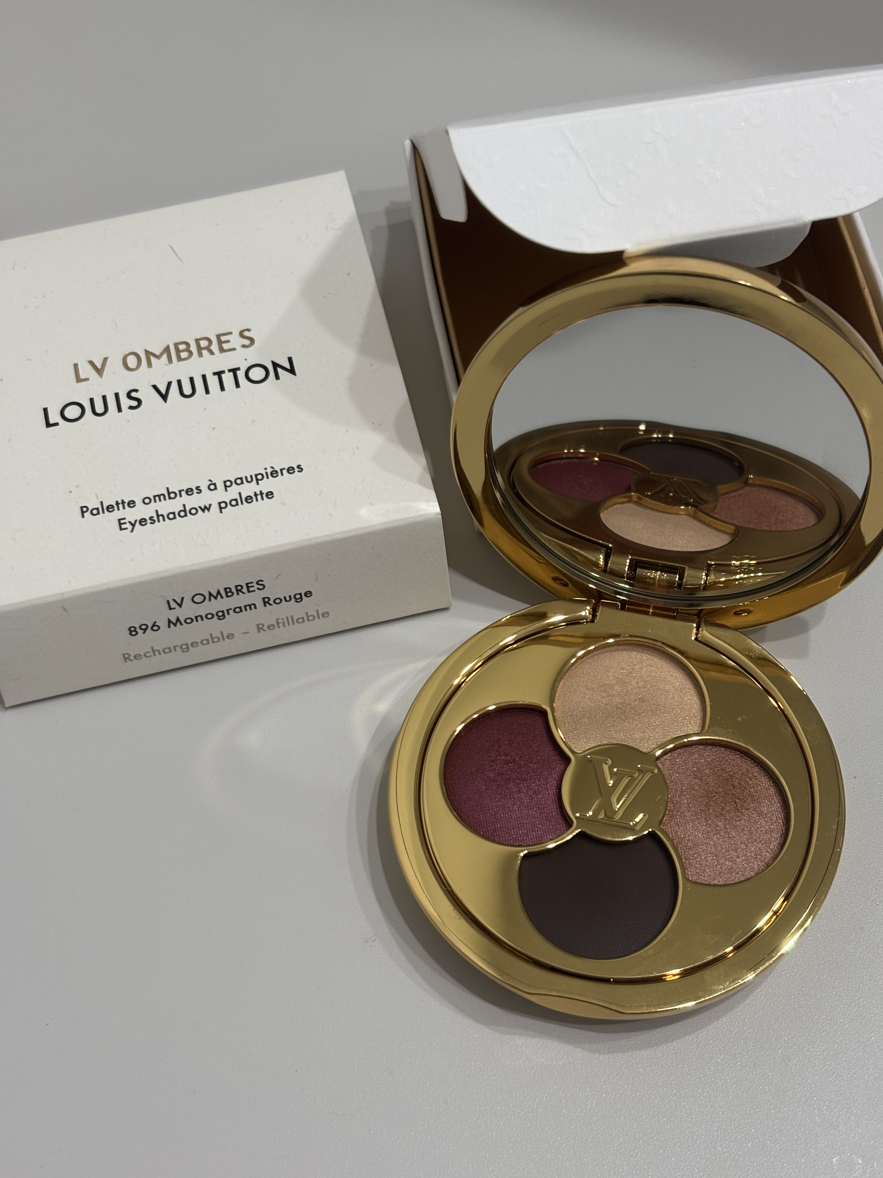 LV オンブル 896 LV オンブル 896 モノグラム·ルージュ / ルイ・ヴィトン | LIPS