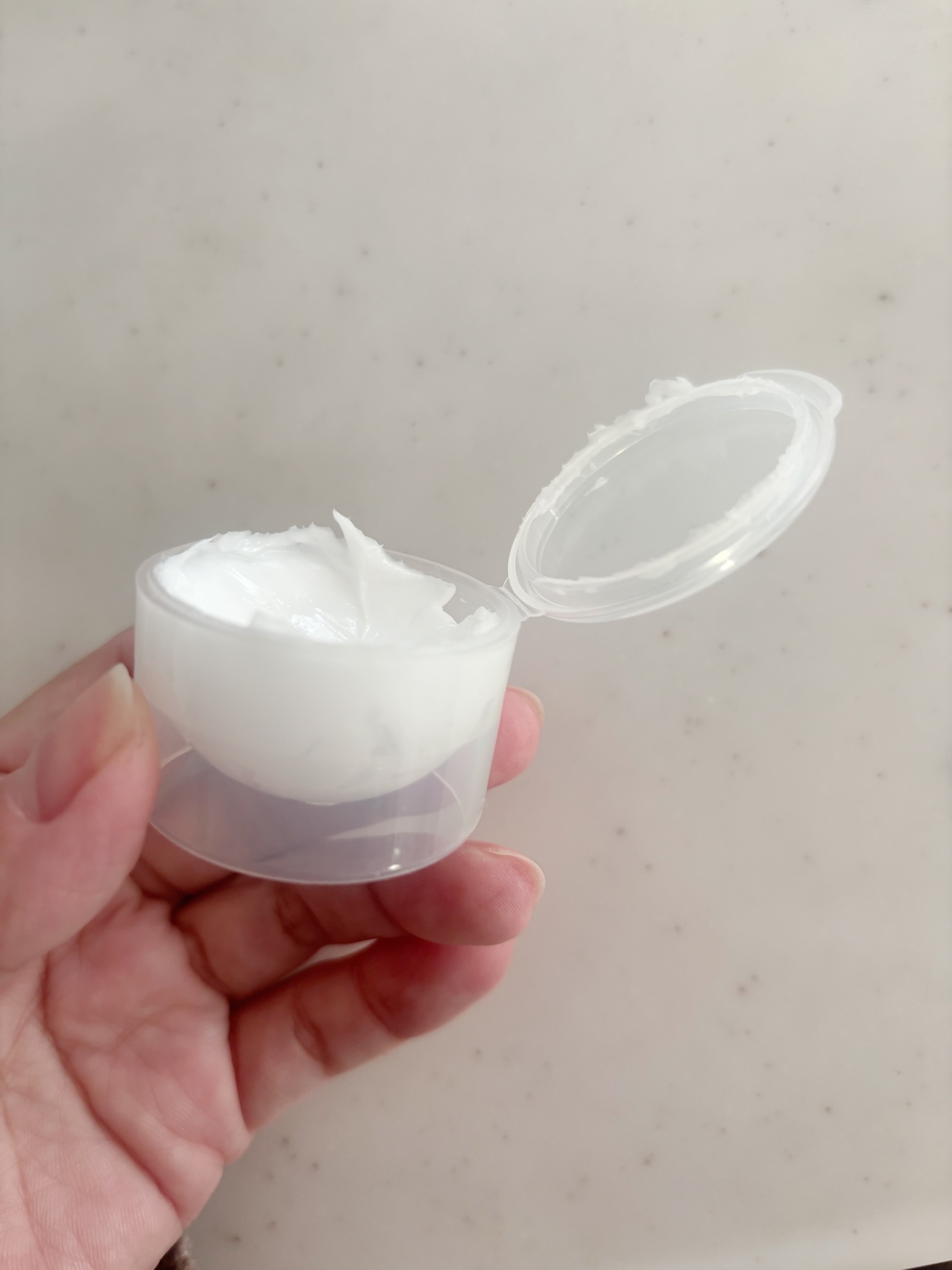 100均　クリームケース

このケースとてもおすすめ！！
そこが球型になってるから、四隅にクリームが溜まることないし、手に取りやすくて◎

バッグの中にも入れやすくて便利です。

普段使いのボディクリームをこちらのケースに入れて使ってます♩