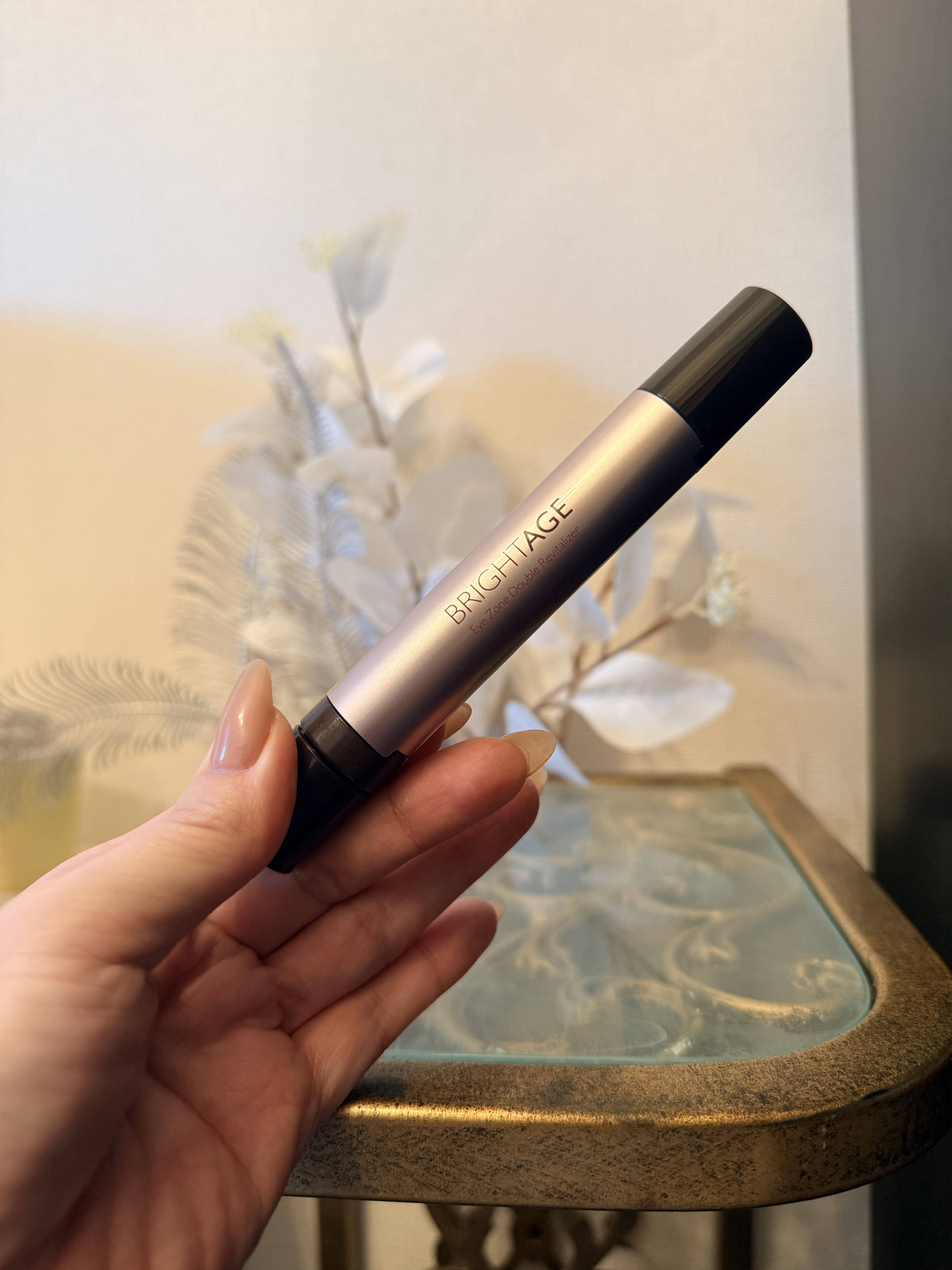 
ブライトエイジから商品提供を頂きました。
@brightage_japan

アイゾーンのトータルケアが叶いそうな
セラムとバームの2in1目もと用スティック。

第一三共ヘルスケアが開発した
アイゾーン ダブルリバイタライザー
ご紹介し