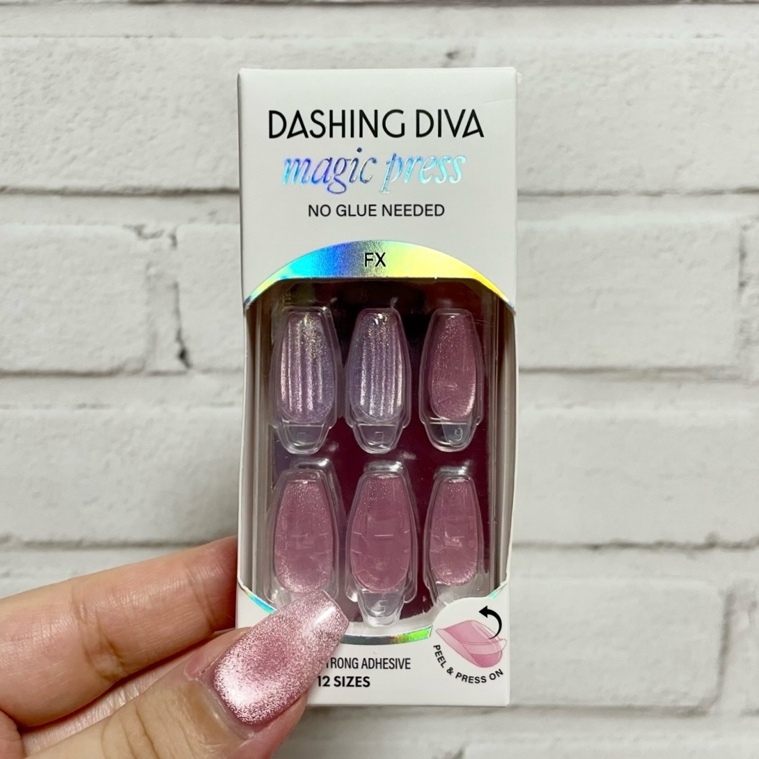 ダッシングディバ マジックプレス ネイルチップ
✔️Glass Pink

＼指先を見つめたくなるようなネイルチップ／
DASHING DIVAの「Glass Pink」は、ガラスの奥に光を閉じ込めたような透明感が美しく、手元が上品にまとま