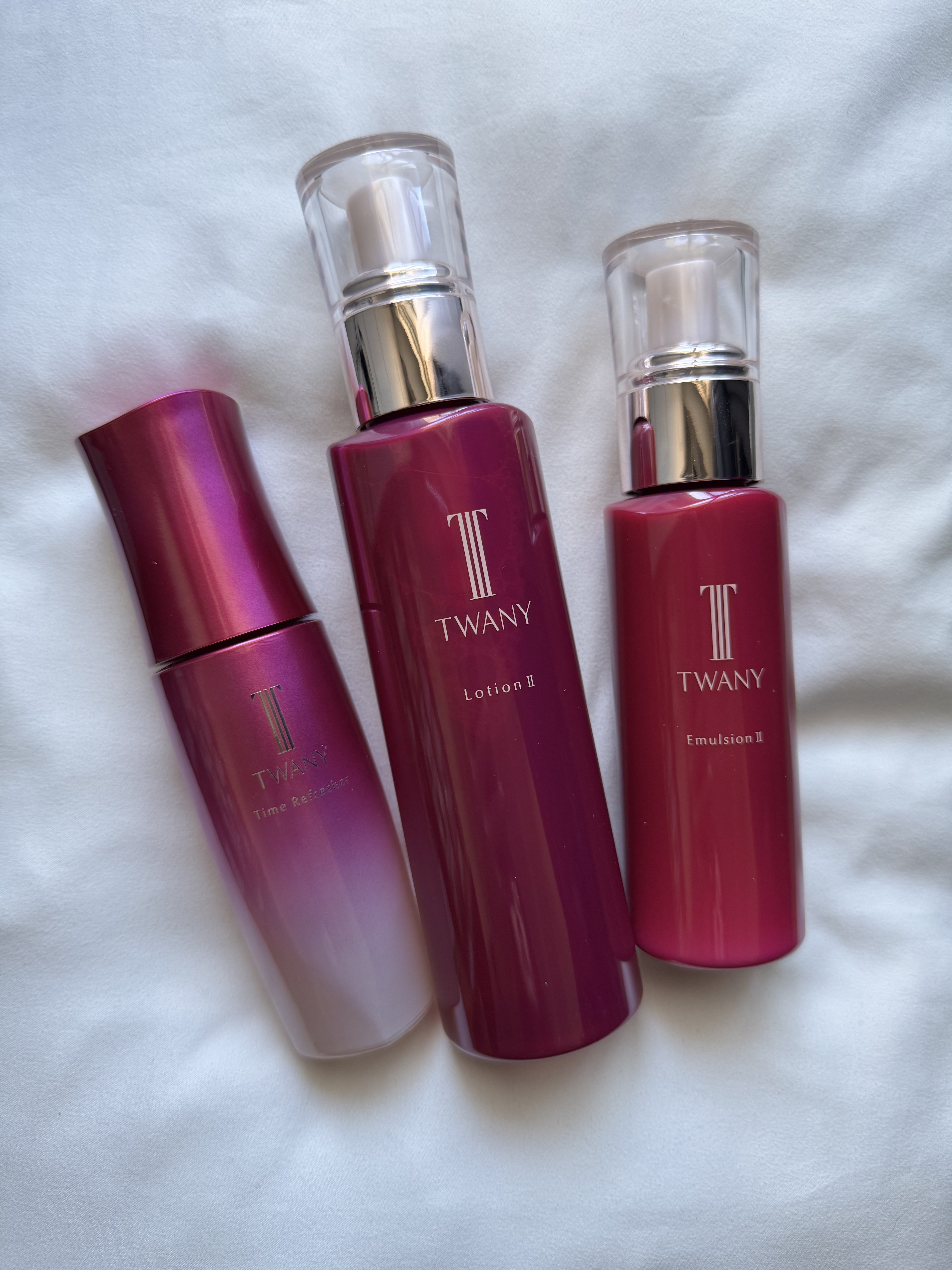 

香りもフローラル系で好みなのとどれもしっとりとしたつけ心地で肌なじみもいいです
キメを整えて潤いとふっくらとしたハリのある肌に導いてくれそう
トワニーの美肌3品は使用感もいいので3ステップのライン使いがおすすめですよ

#PR #TWA