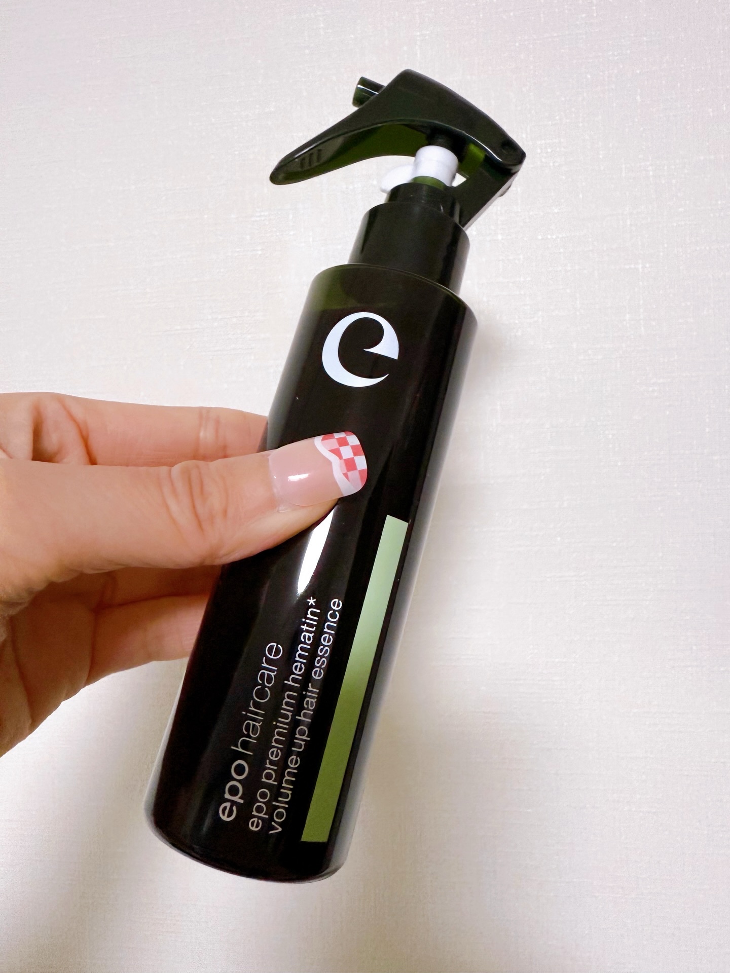 エポプレミアムヘマチン✨

リピートしてるヘアケア！

お風呂場に置いてるよ🫧

シャンプーの後にシュッとスプレー✨
インバストリートメント🧴

塗る時は髪の毛の水気を軽く取るといいよ！
なじませてから、洗い流さないで、その上にコンディ