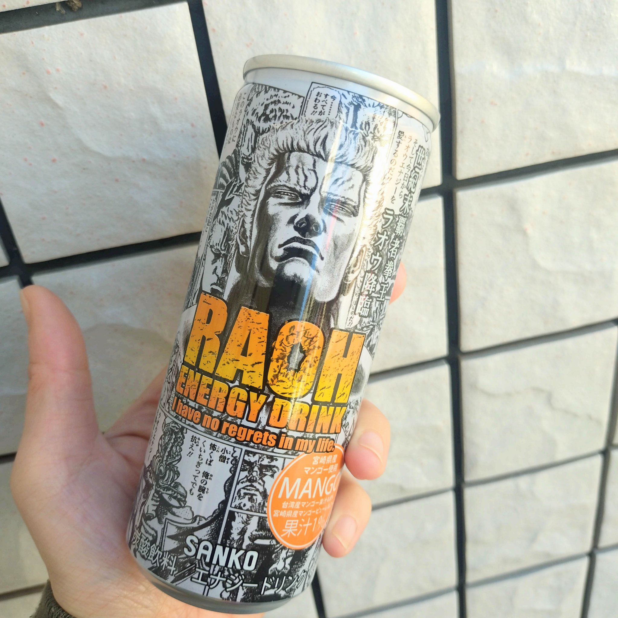 これは手に取らざるを得なかった‥！
北斗の拳のラオウのパッケージのエナドリ。
味は普通のジュースっぽい感じです。
エナドリって濃すぎて飲みにくい時もあるけど、これは飲みやすかった。
あと、全方位イラストがあって圧が強い（笑）

