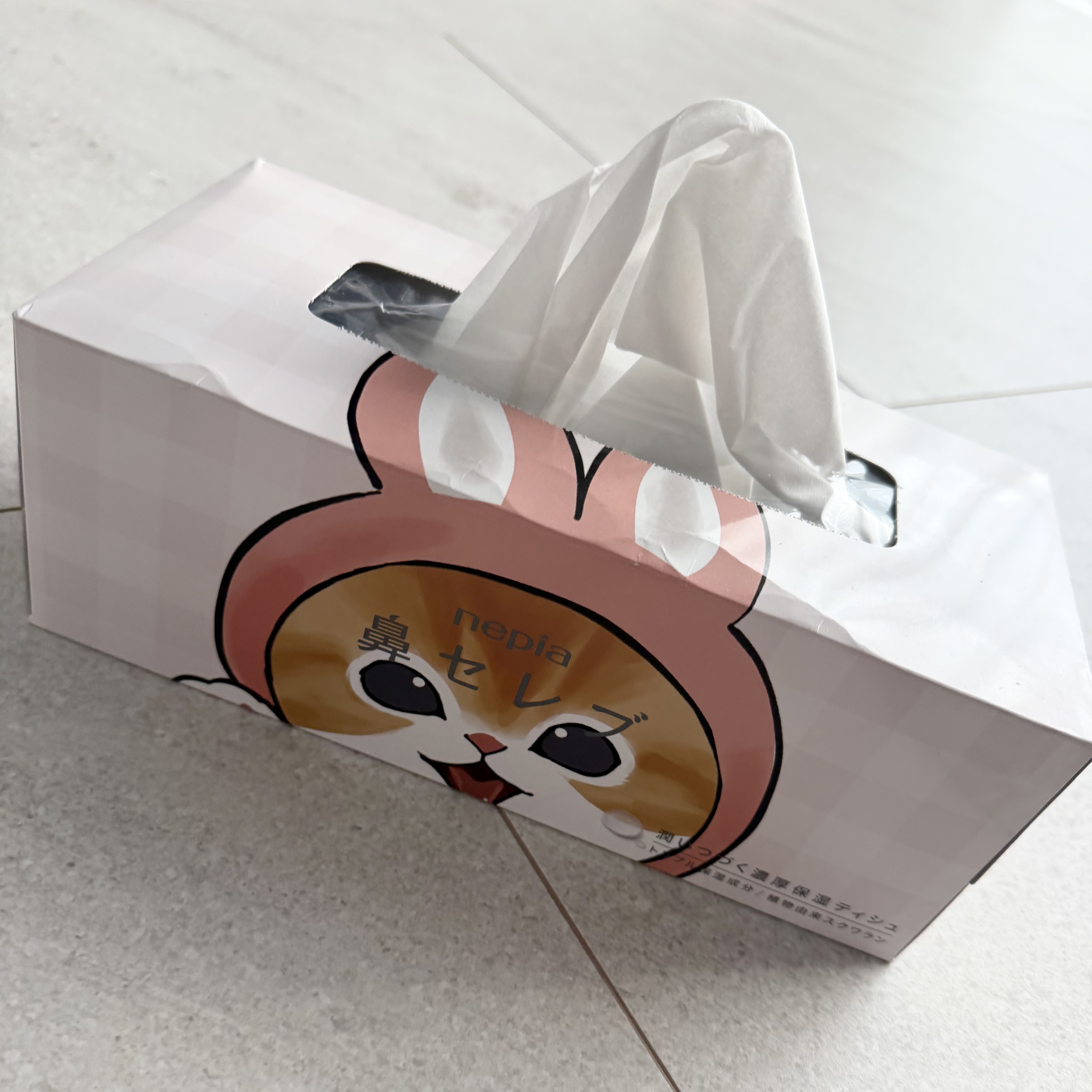 ネピア
鼻セレブ ティシュ


風邪引いた時や花粉症の時は
このティッシュ1択！！

鼻が荒れづらいし柔らかい使い心地が◎

限定デザインなのか
いつもと違うデザインでした！
かわいいデザイン😻

#ネピア　#鼻セレブ　