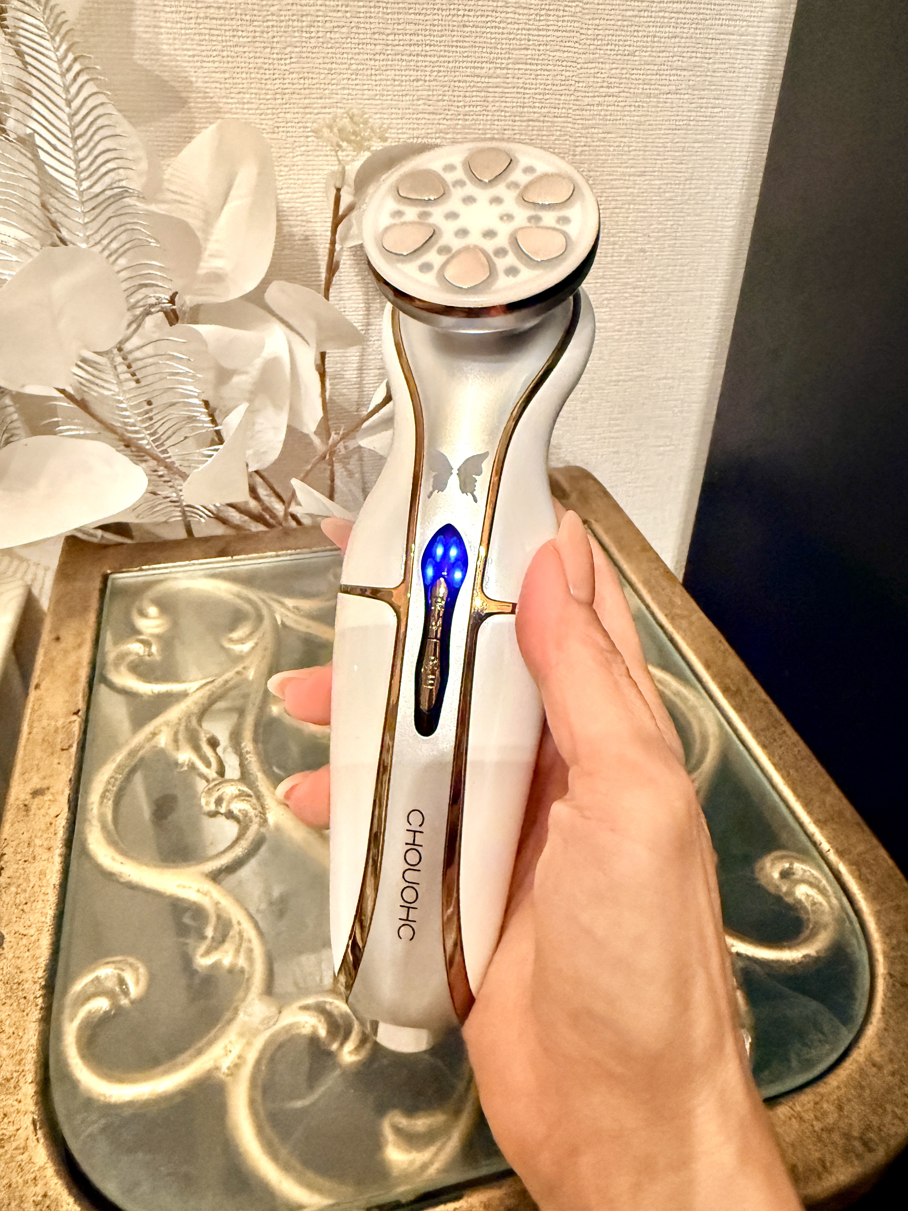 
﻿
﻿忙しくてなかなかエステに行けない時、
やっぱり美顔器に頼りたい。

CHOUCHOU ザ・モルフォ
使っています。
サロン級のケアが自宅で叶うから、
疲れてやつれた顔になったら
手が伸びる…笑。

ウルトラパルス（インサートパルス
