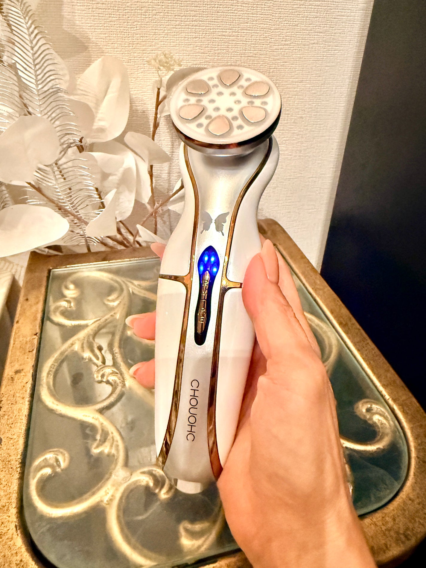 Shiho Arai on LIPS 「忙しくてなかなかエステに行けない時、やっぱり美顔器に頼りた..」(1枚目)