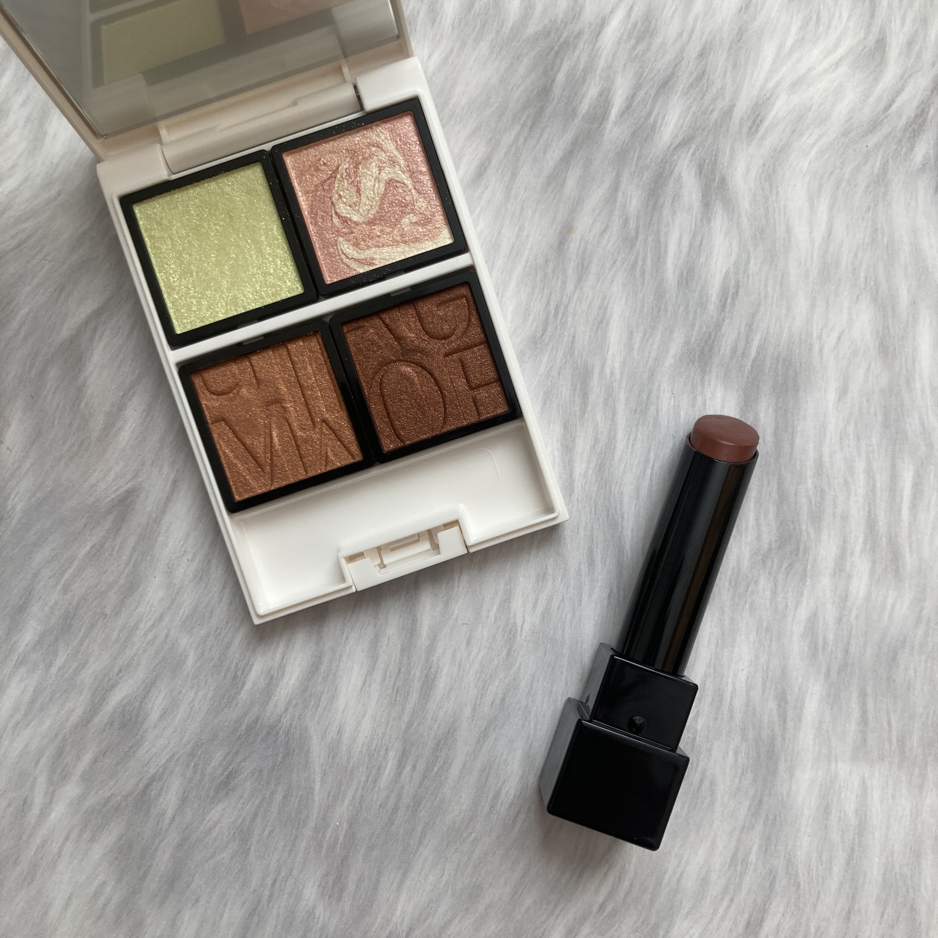 洒落感ぬくもりメイク♡

今日はマキアージュのホリデーコレクションを使ってぬくもりを感じるメイクにしました💐

アイメイクは
・右上をまぶた全体と涙袋に広げる
・左下を二重幅にぼかす
・右下を上下の目のキワに入れる
・左上を黒目の上下と目