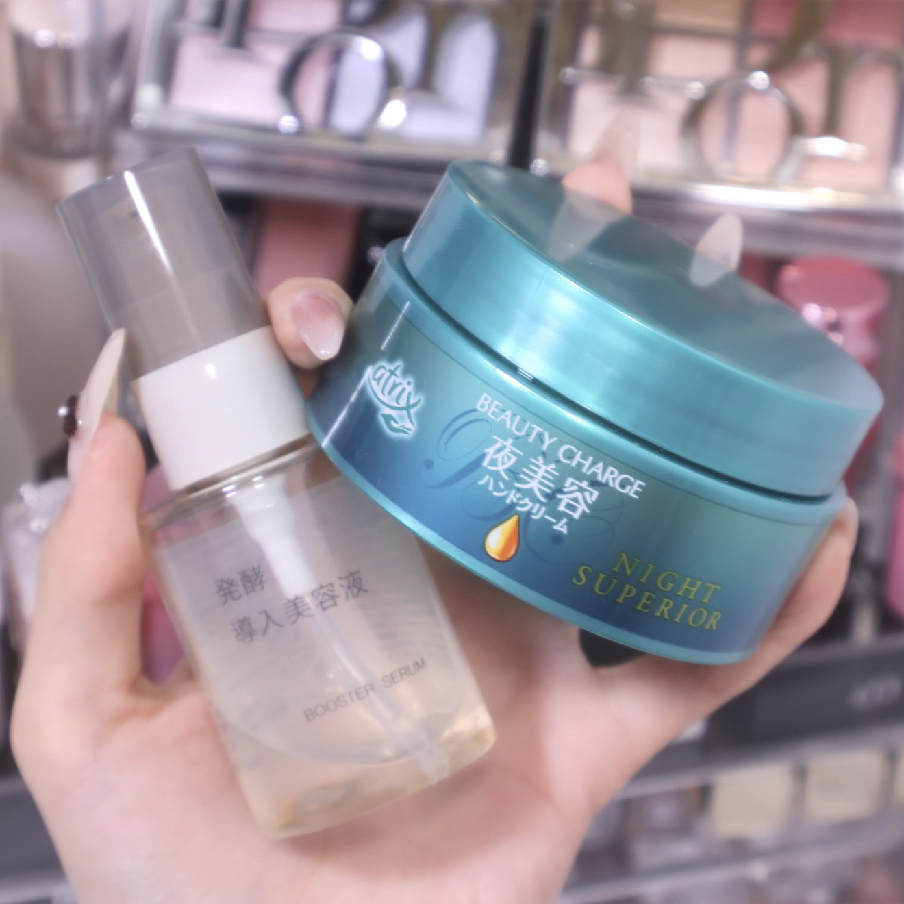 夜寝る前のハンドケア、これ使うと次の日手がふっくらしてめちゃ綺麗になってる♪