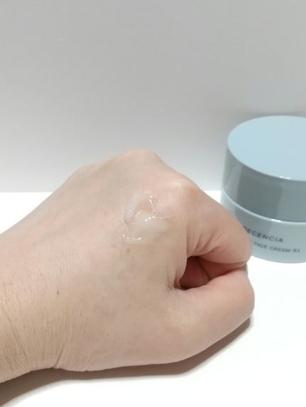 DECENCIA ディセンシア つつむ フェイスクリーム R1のクチコミ「⭐️⭐️⭐️⭐️☆
優しく包んでくれるクリーム💙
#PR
#ディセンシアのお守りクリームを体.....」(3枚目)