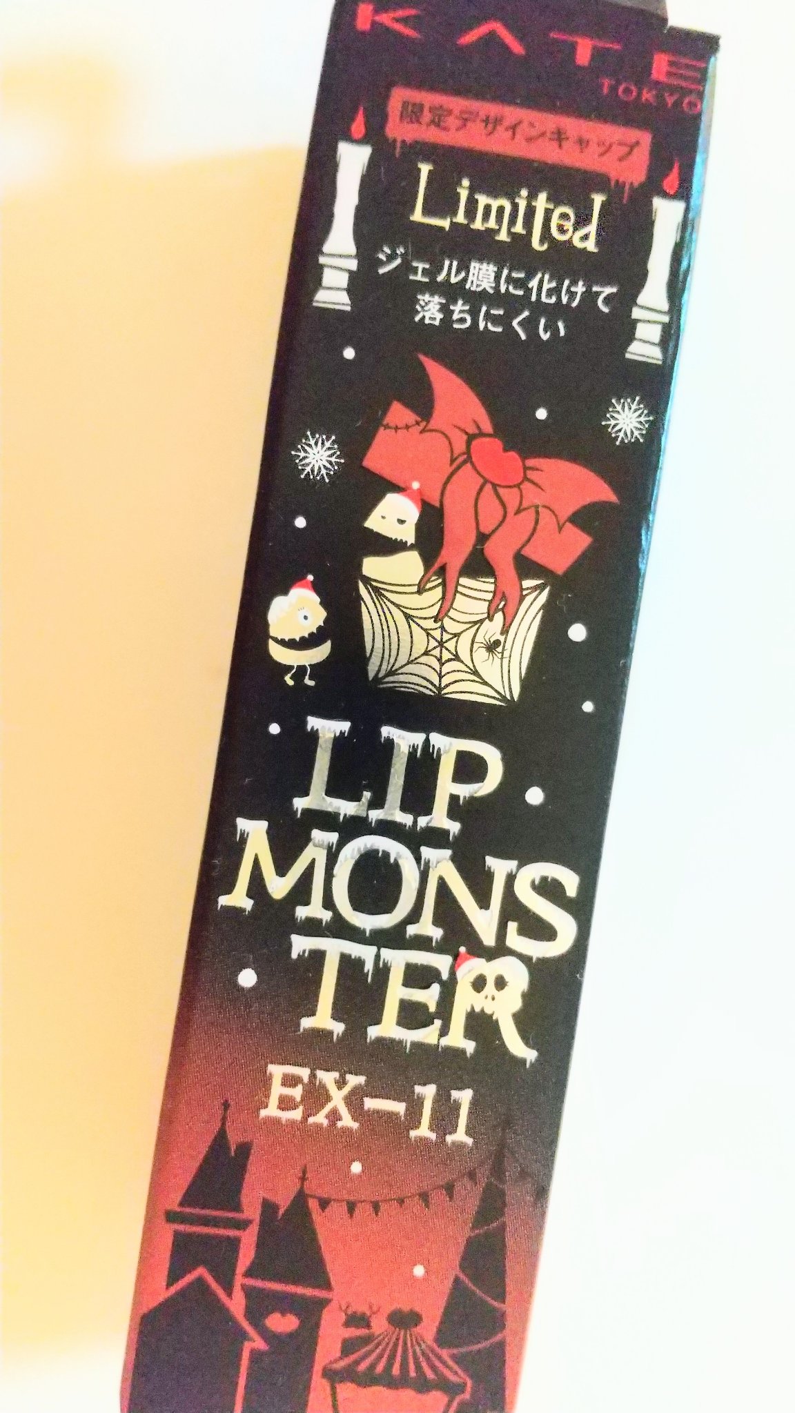 KATE ケイト リップモンスター
EX-11 紅煙宿る贈り物

ラスボスを赤茶に寄せたような色に感じました。
レッドでもあり、ブラウンでもあり、ベージュでもあるような…？
こっくりカラーで秋冬に重宝✨
個人的には、レギュラーでもよいのでは