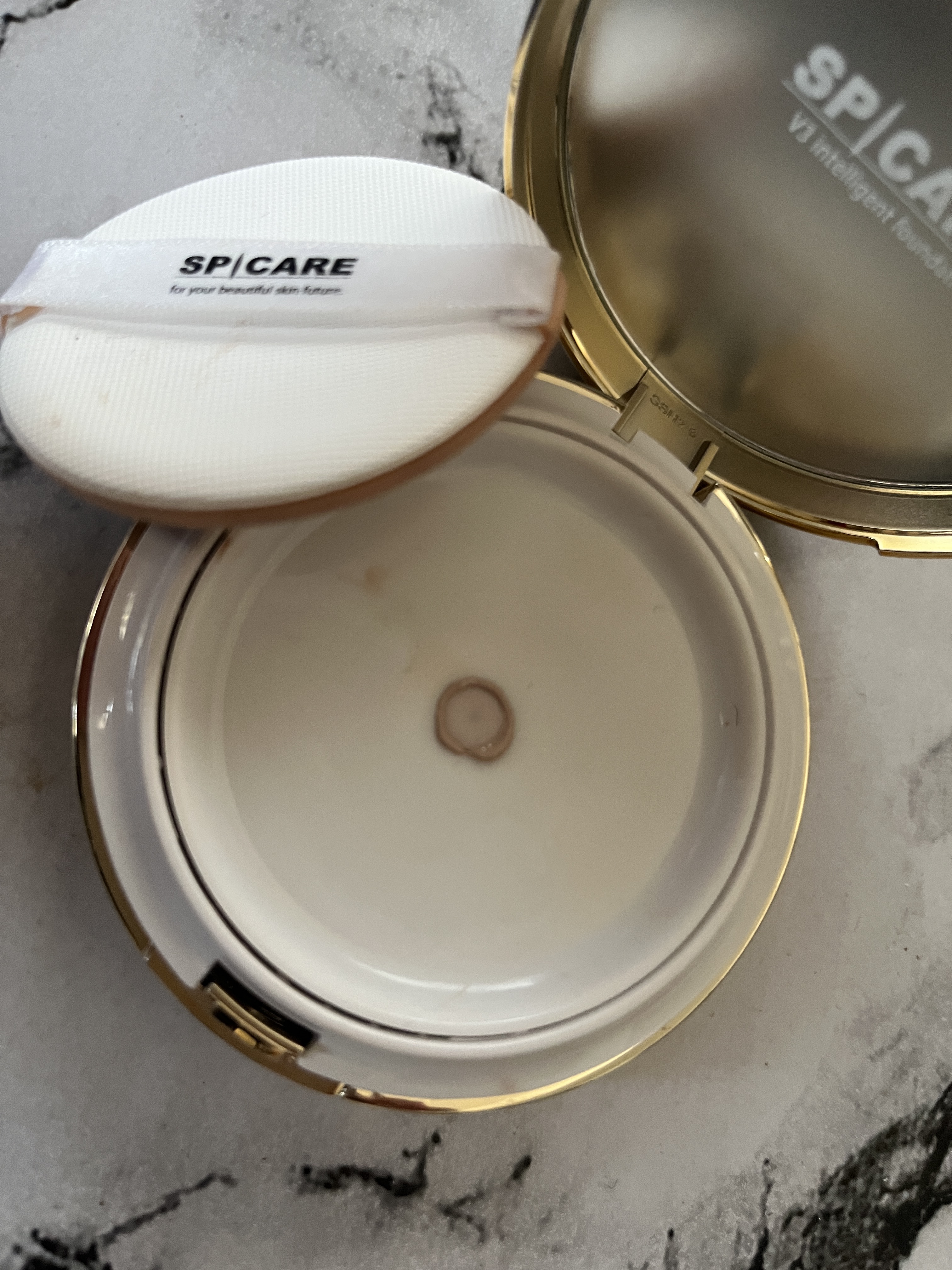 SPICARE SPICARE V3 インテリジェント ファンデーションのクチコミ「開封して初め使い方が分からなかった。
真ん中のこの窪みから出てくるのか？と思って押してみた。
.....」（3枚目）