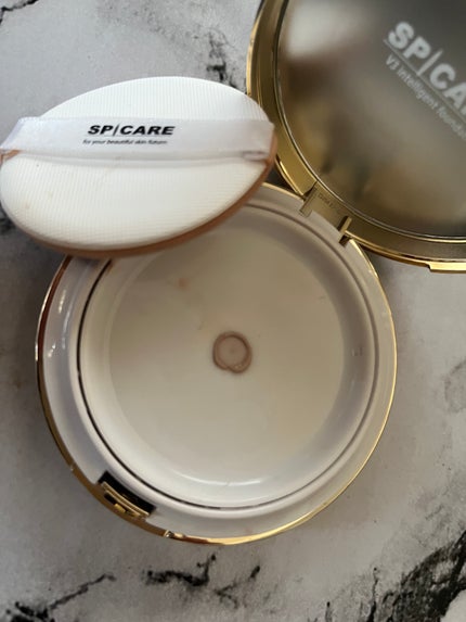 SPICARE SPICARE V3 インテリジェント ファンデーションのクチコミ「開封して初め使い方が分からなかった。
真ん中のこの窪みから出てくるのか?と思って押してみた。
.....」(3枚目)