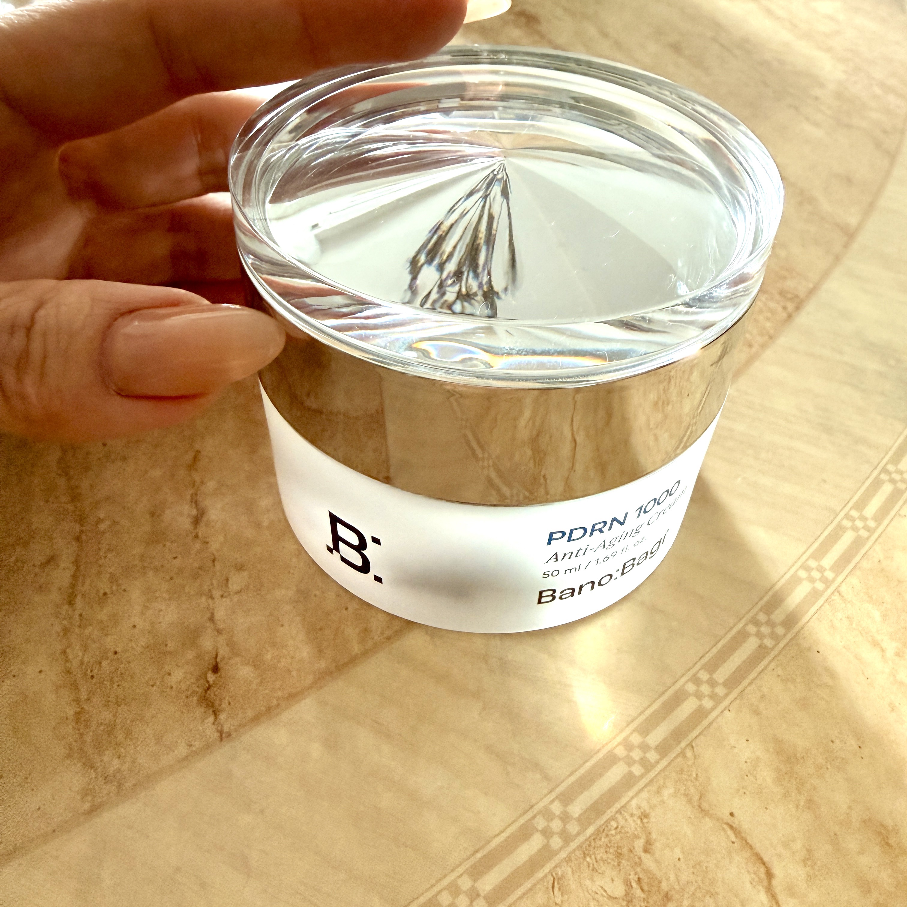 #PR

﻿これはアンチエイジングが叶うと評判のクリーム。
バノバギ独自の成分、b-PDRN配合。
糸のように伸びるクリームなのに、ベタつかずに
すぐに肌へとなじみ、シワの隙間までなめらかな肌へと導いてくれそうな使い心地がお気に入り。