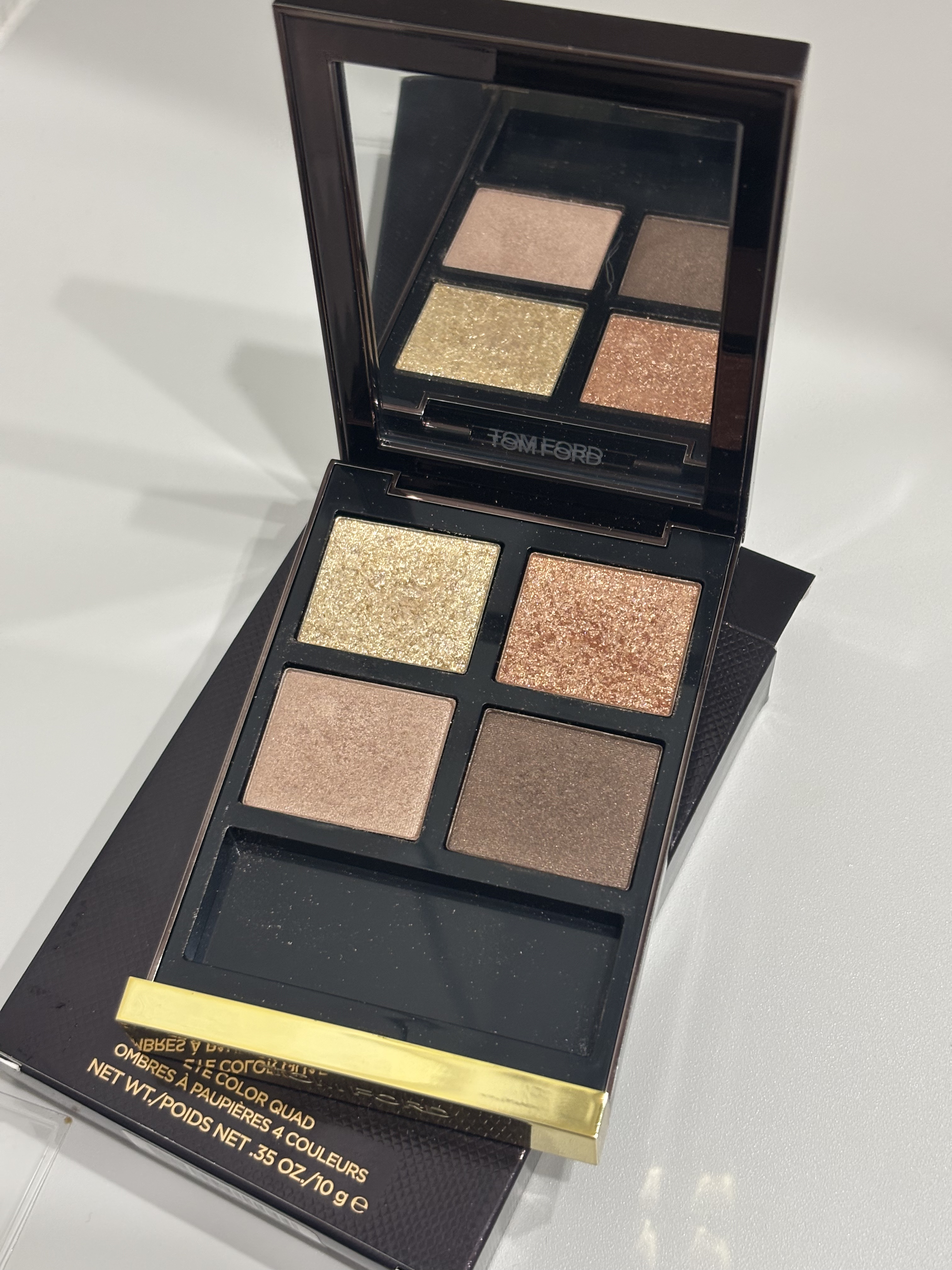 TOM FORD BEAUTY
アイ カラー クォード
01ゴールデン ミンク

なんか、廃盤と聞いて悲しい(⸝⸝⸝ᵒ̴̶̷̥́ ⌑ ᵒ̴̶̷̣̥̀⸝⸝⸝)

ギラギラなラメがぎっしりなのに派手に
なりすぎない(´•͈ω•͈⑅)

落ち着い