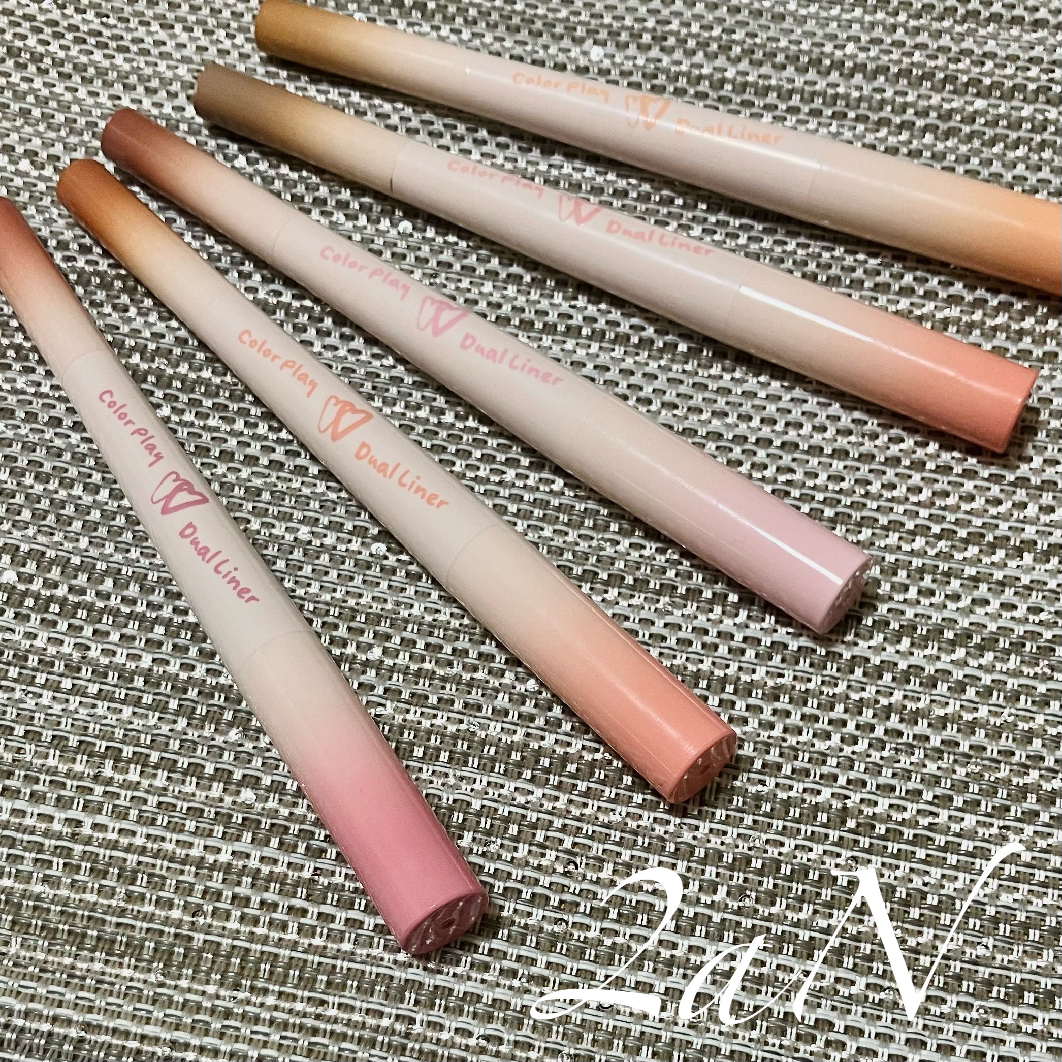 カラープレイデュアルライナー/2aN/スティックアイシャドウを使ったクチコミ（1枚目）