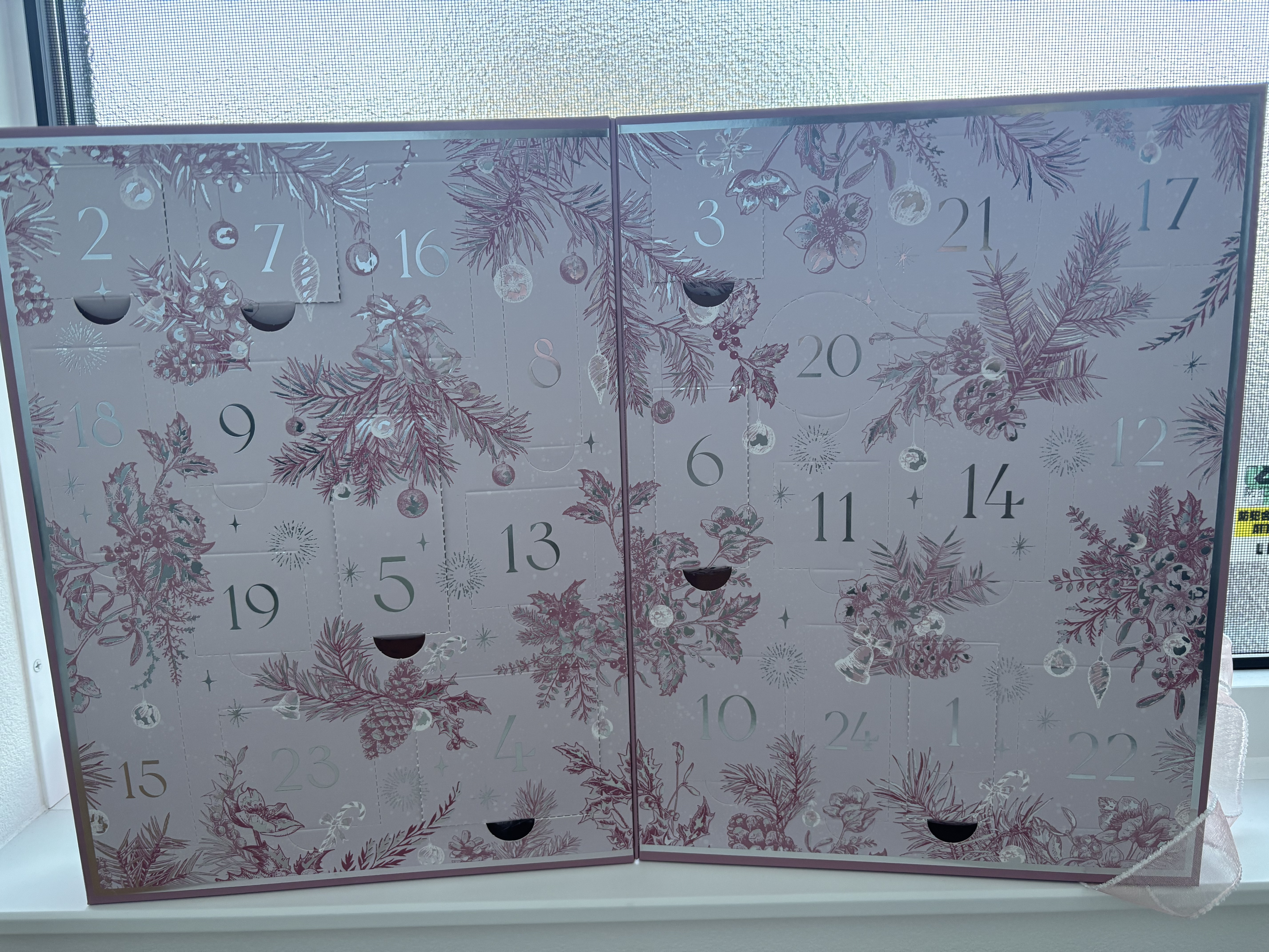 🦌•┈ ✨ ┈ 🌟┈🎄┈🌟┈✨┈•🦌

12月8日✨️

Francfrancアドベントカレンダー2025

今日は何かなー(´•͈ω•͈⑅)🎁🩷

1日は、ハンドクリーム、
2日は、バスペタルだった🩷
3日は、固形石鹸🌹