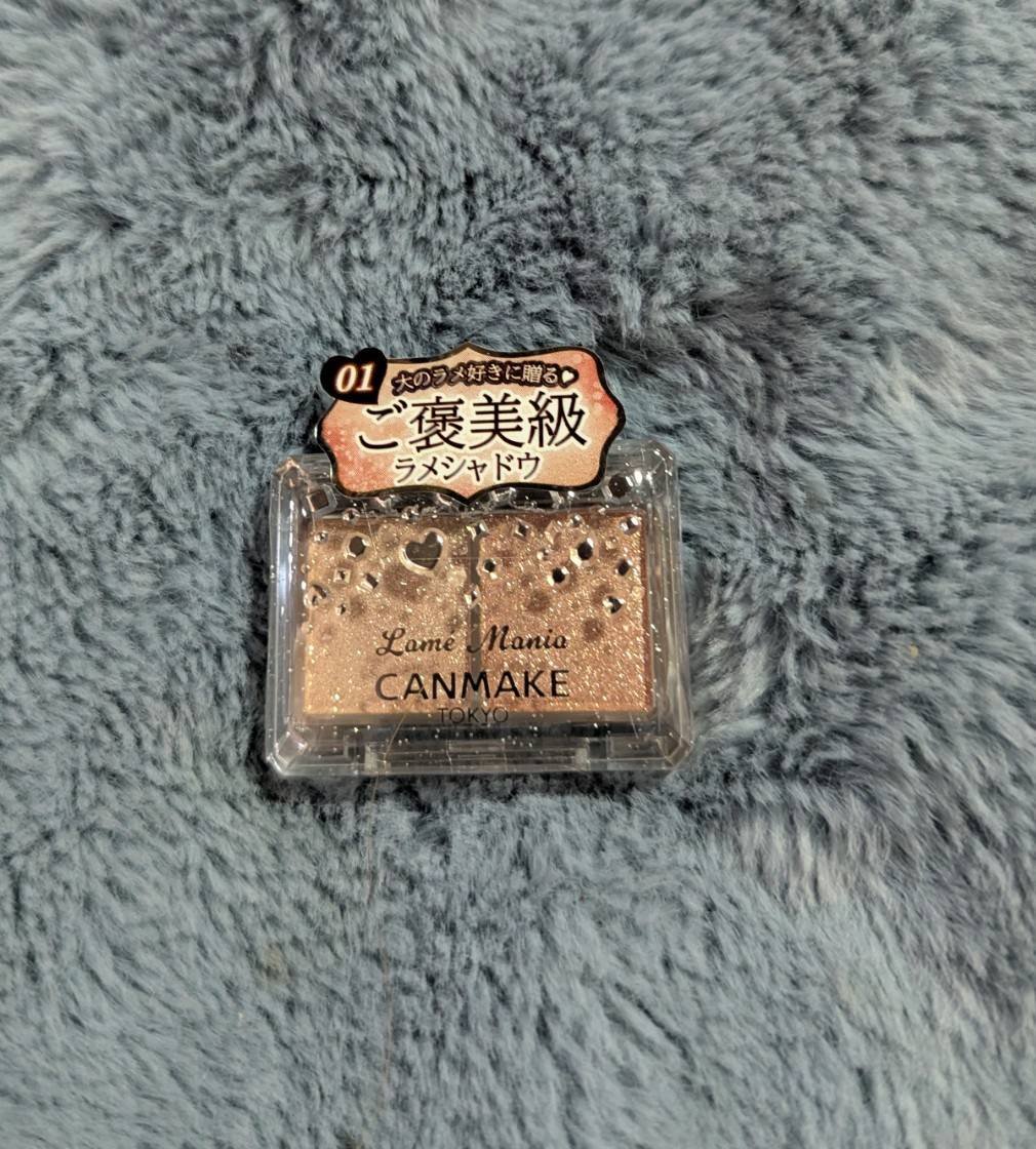 自分にご褒美！マット好きですが目元に使ってみたかったんです。

さっそく試し塗りしてみたらラメのキラキラ具合が素晴らしい！大小のラメも変化を与えてくれるので飽きなさそう。

それになんと言ってもすごいのはこれだけラメってるのにほとんどラメ飛